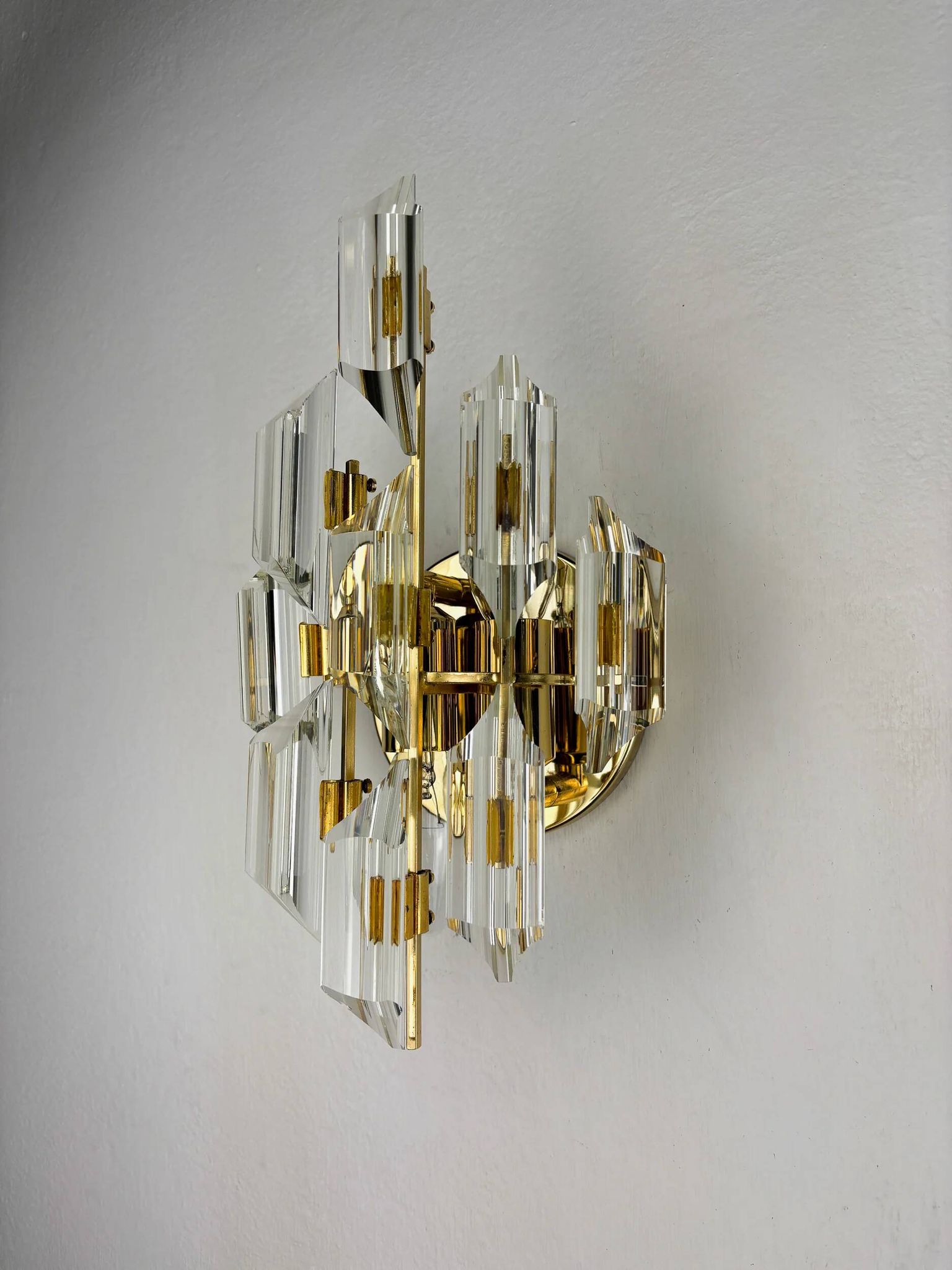 Oscar Torlasco for Stilkronen wall sconce, cut Murano glass, Italy, circa 1970s