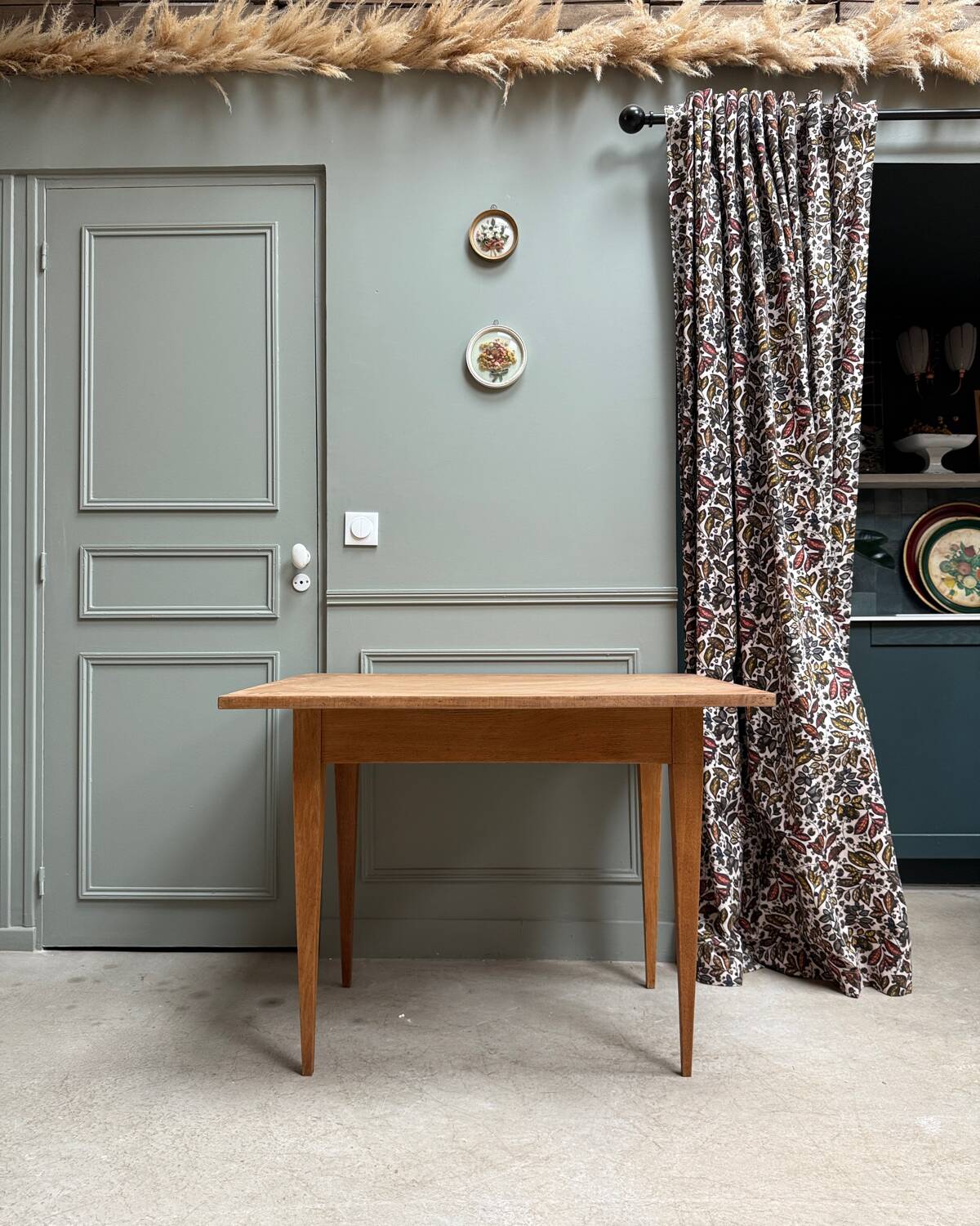 Bureau vintage aux pieds fuseaux, rénové