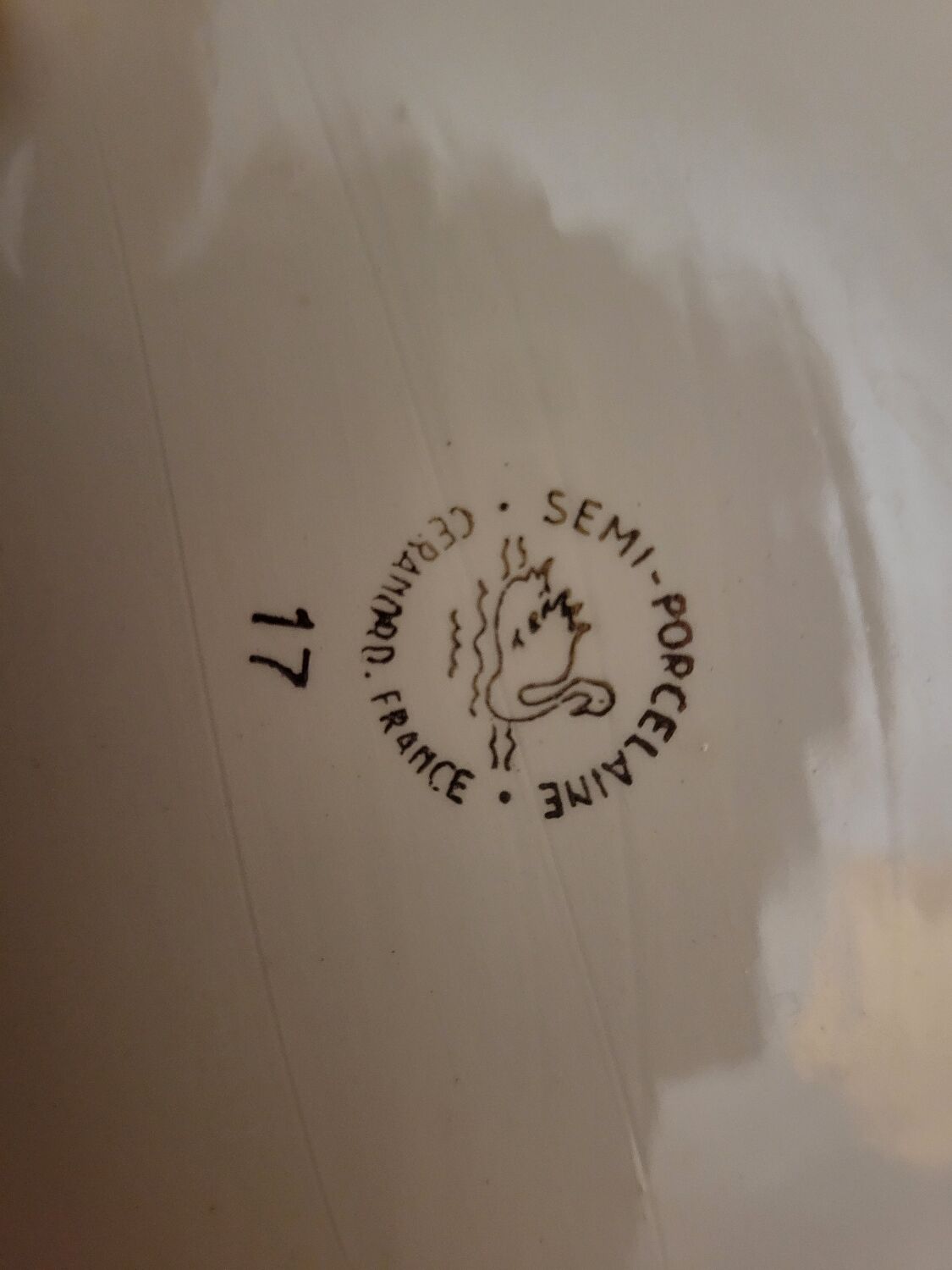 Table service in opaque porcelain with gold leaf.