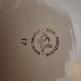 Table service in opaque porcelain with gold leaf.