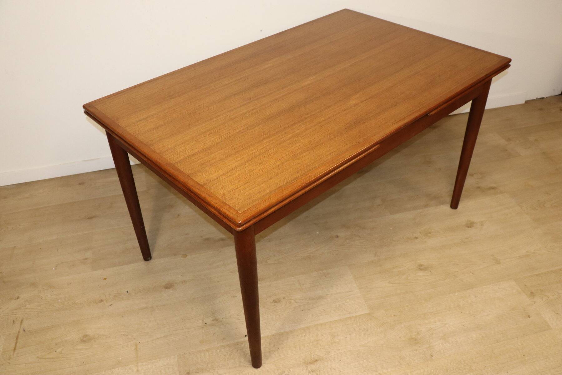 Danish Scandinavian extendable dining table in teak, 1960.