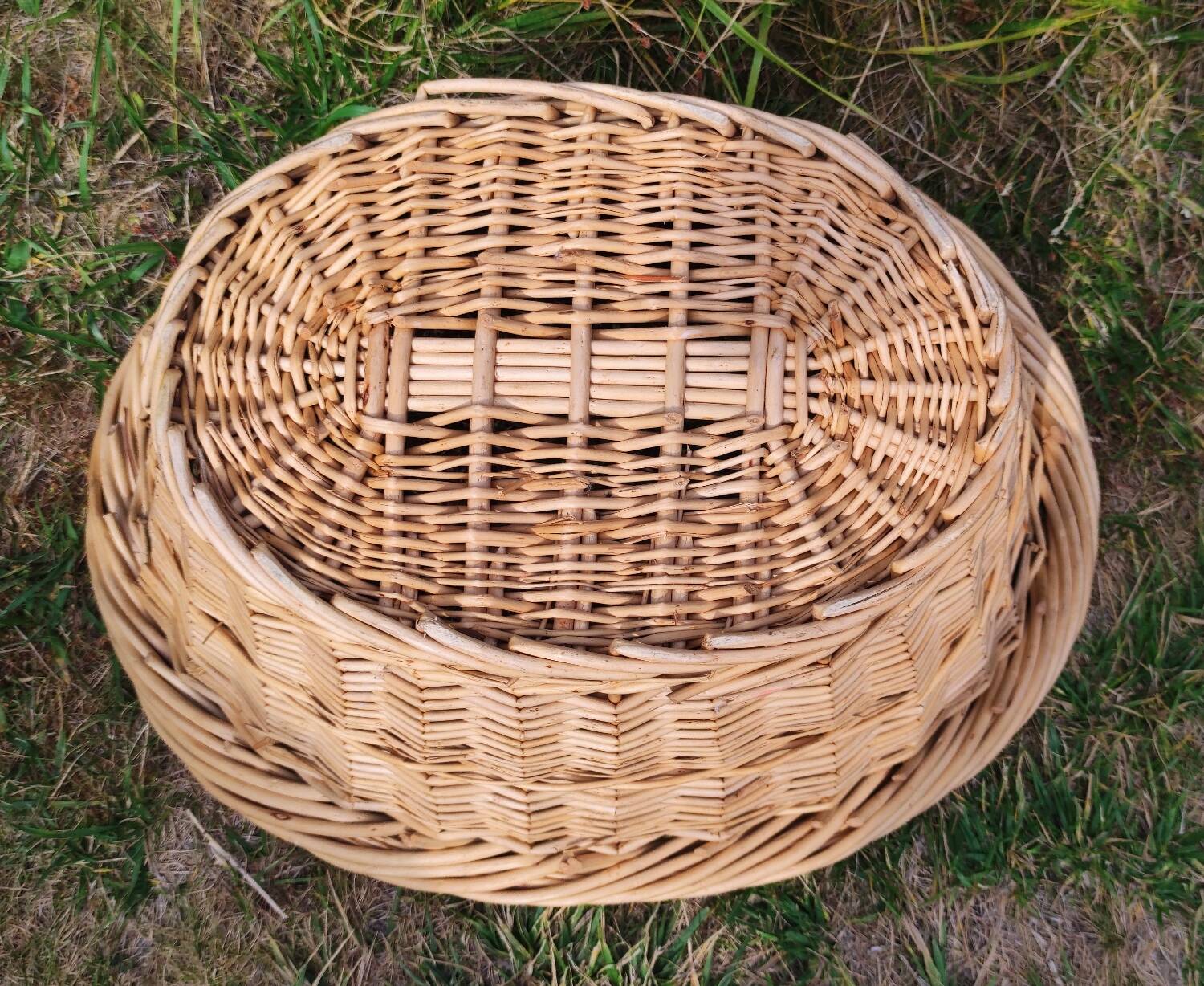 Large vintage wicker/rattan basket