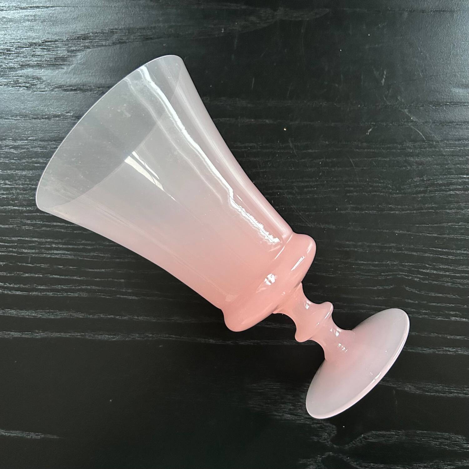 Vase en opaline rose