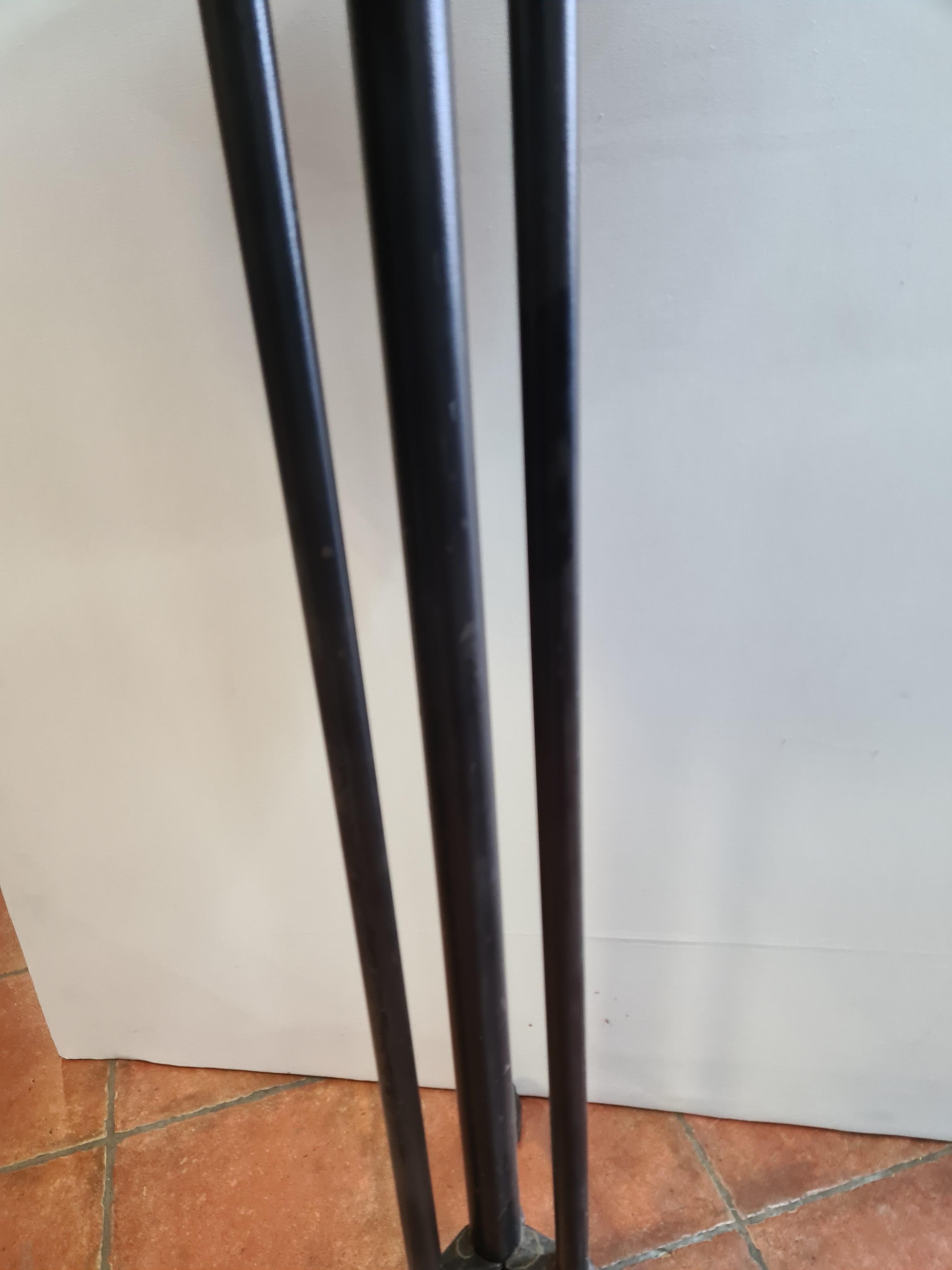 Pedestal table / standing up with cast iron base