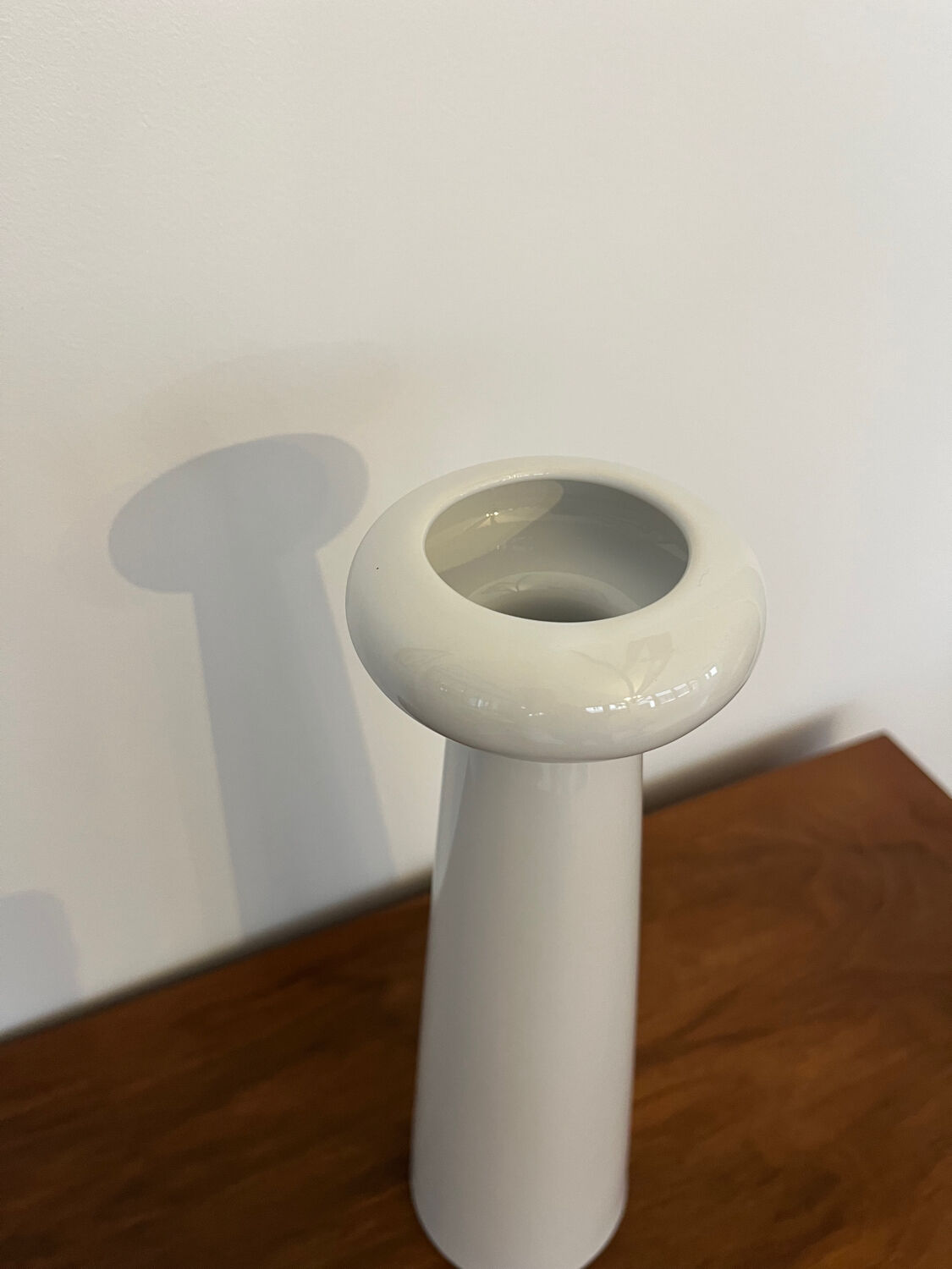 Contemporary vase white enamel H31cm