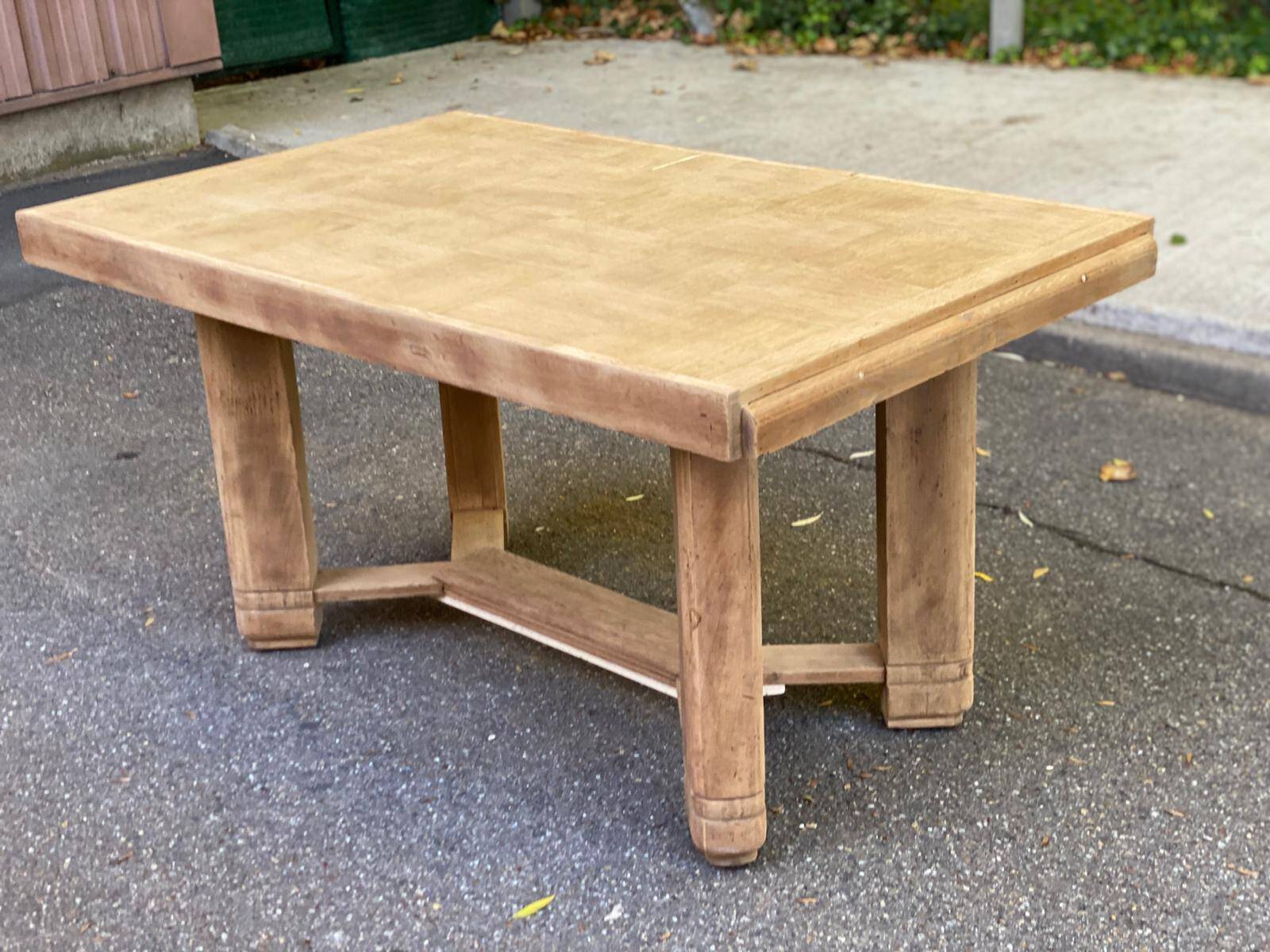 Table à manger brutaliste extensible décapée en chêne campagne chic 1950