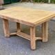 Table à manger brutaliste extensible décapée en chêne campagne chic 1950