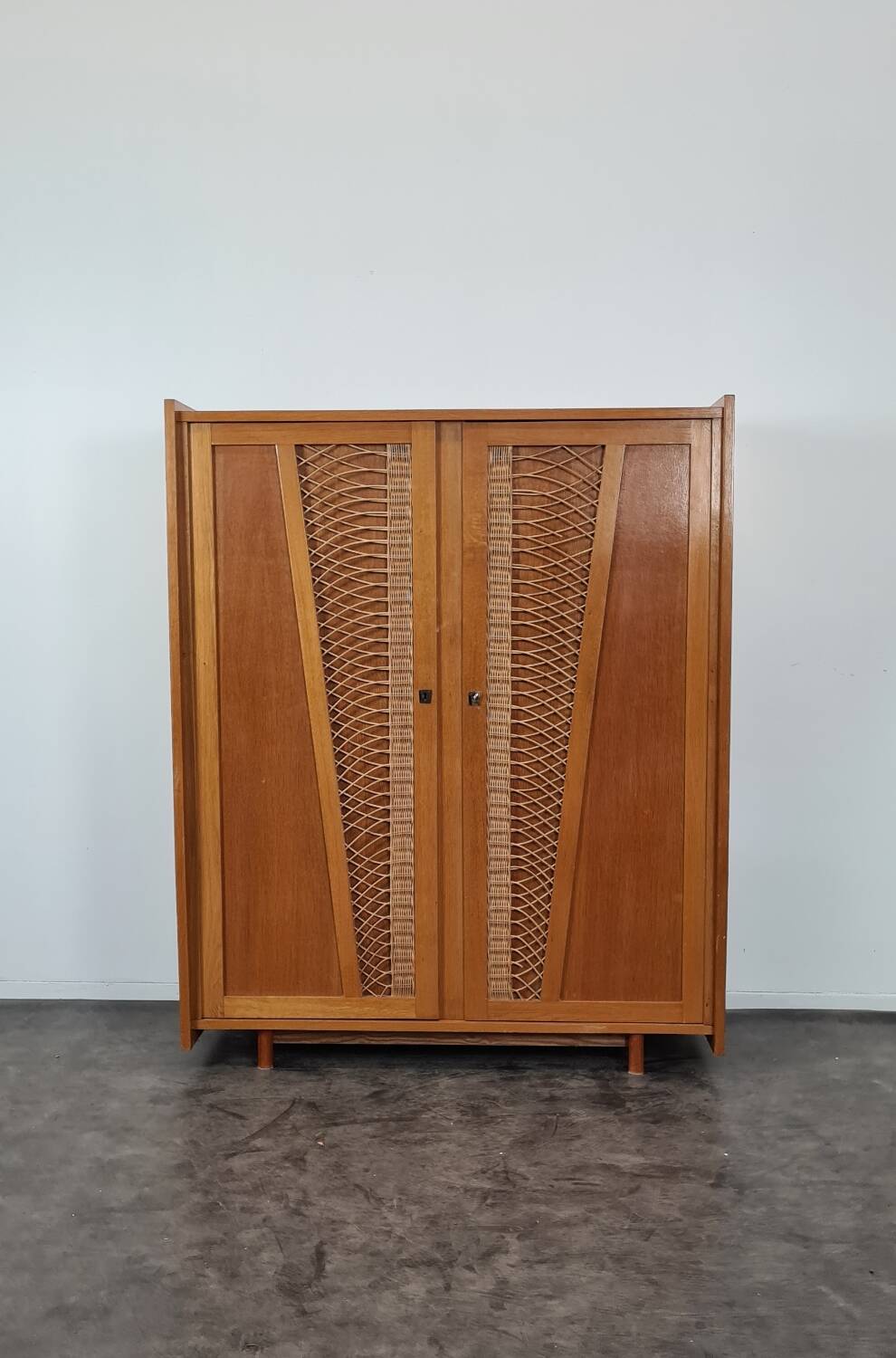 Armoire vintage