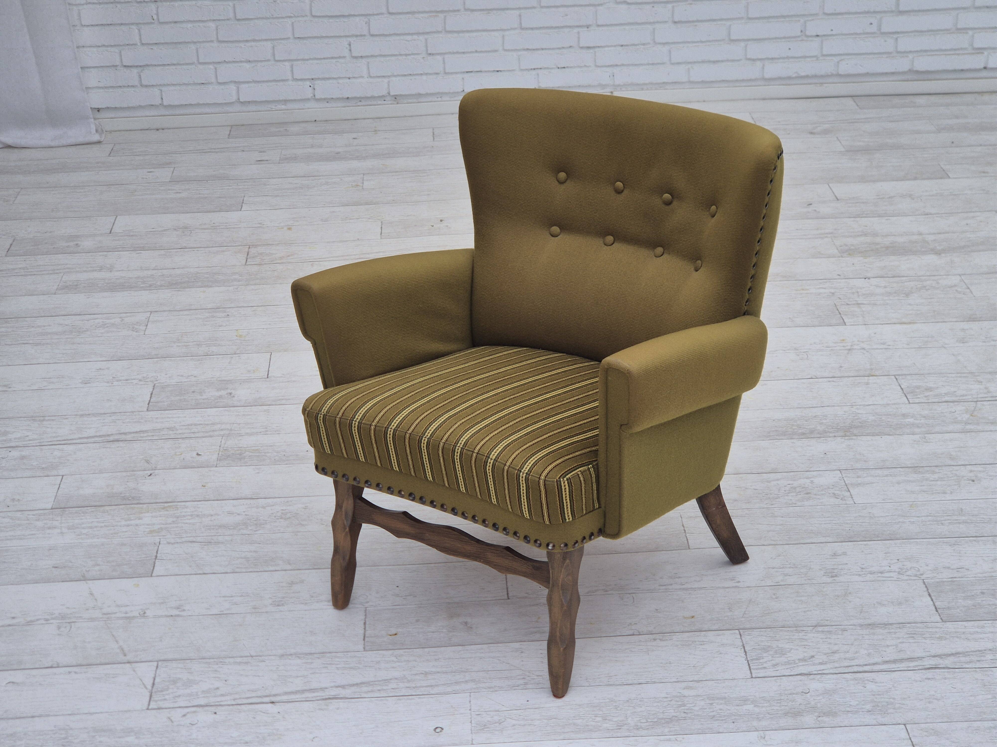 Chaise longue danoise des années 1970, mobilier vert d'origine en laine, bois de chêne.