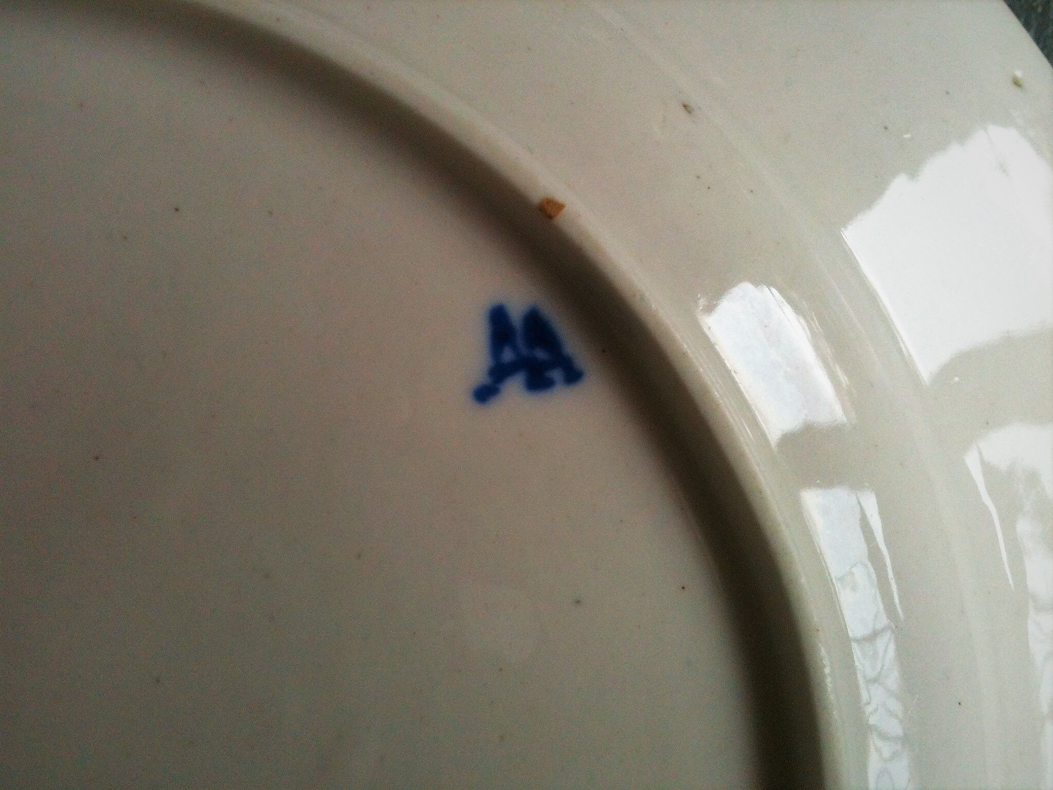 Assiette en porcelaine de Tournai au laurier Fleuri