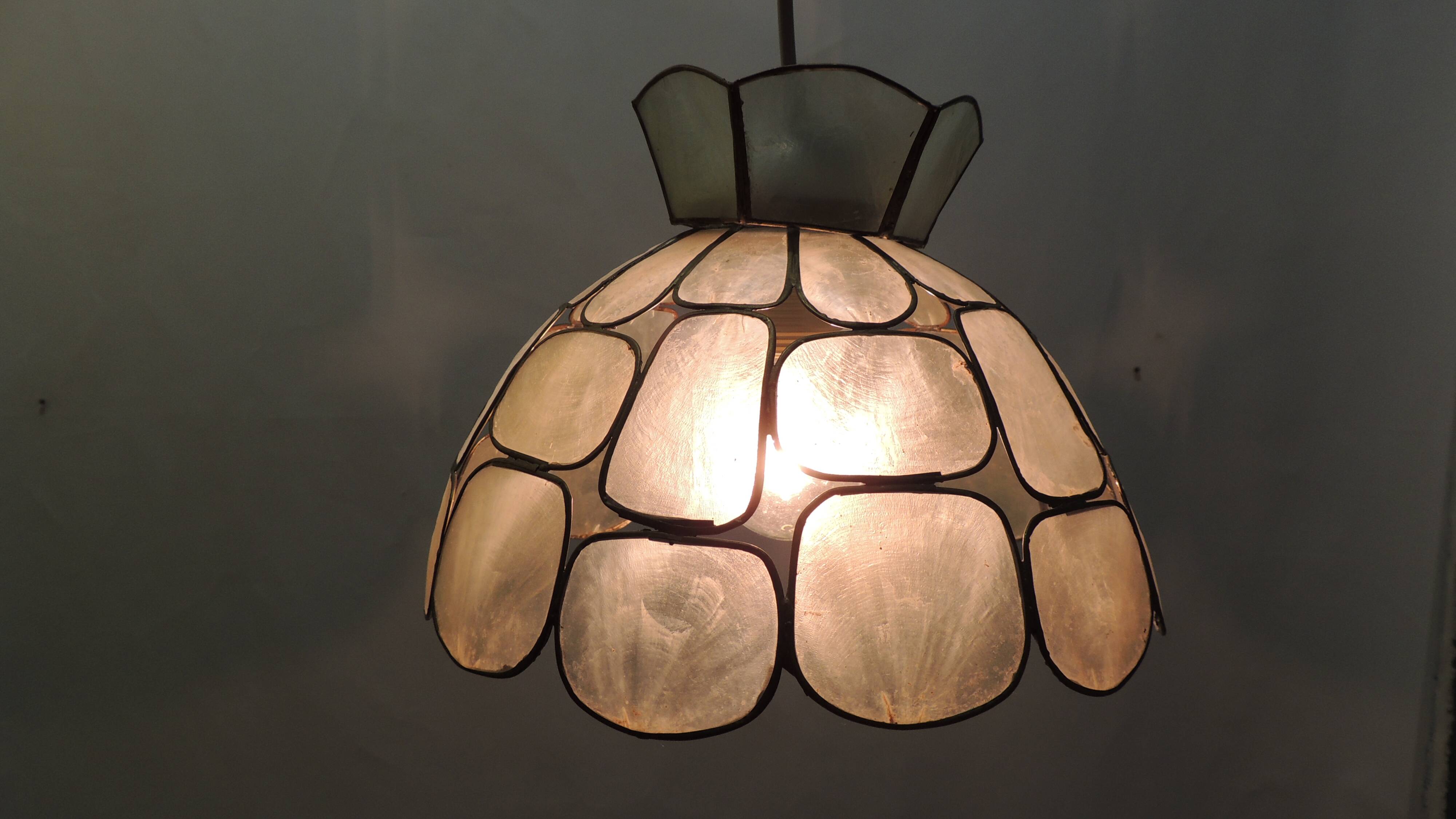 Vintage mother-of-pearl pendant light – Geometric style, 70s