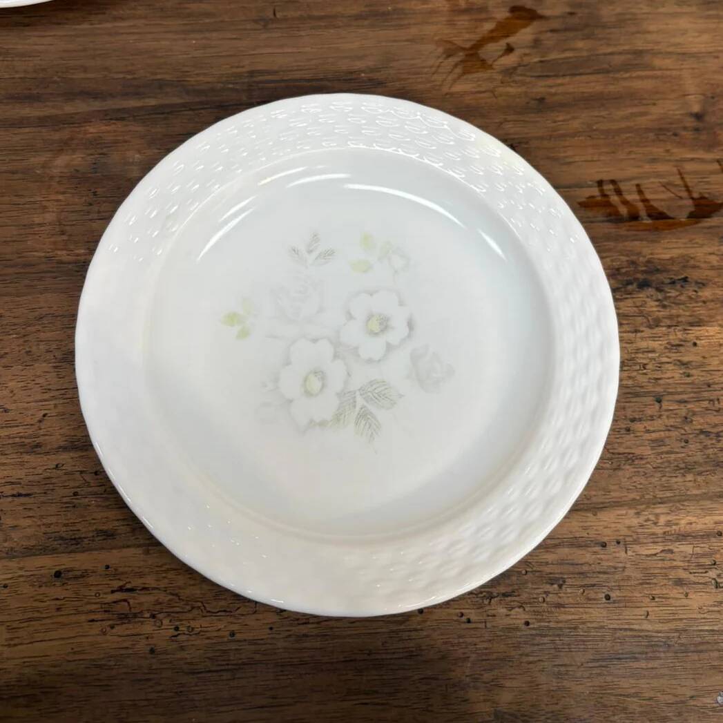 Dessert plate with flower pattern