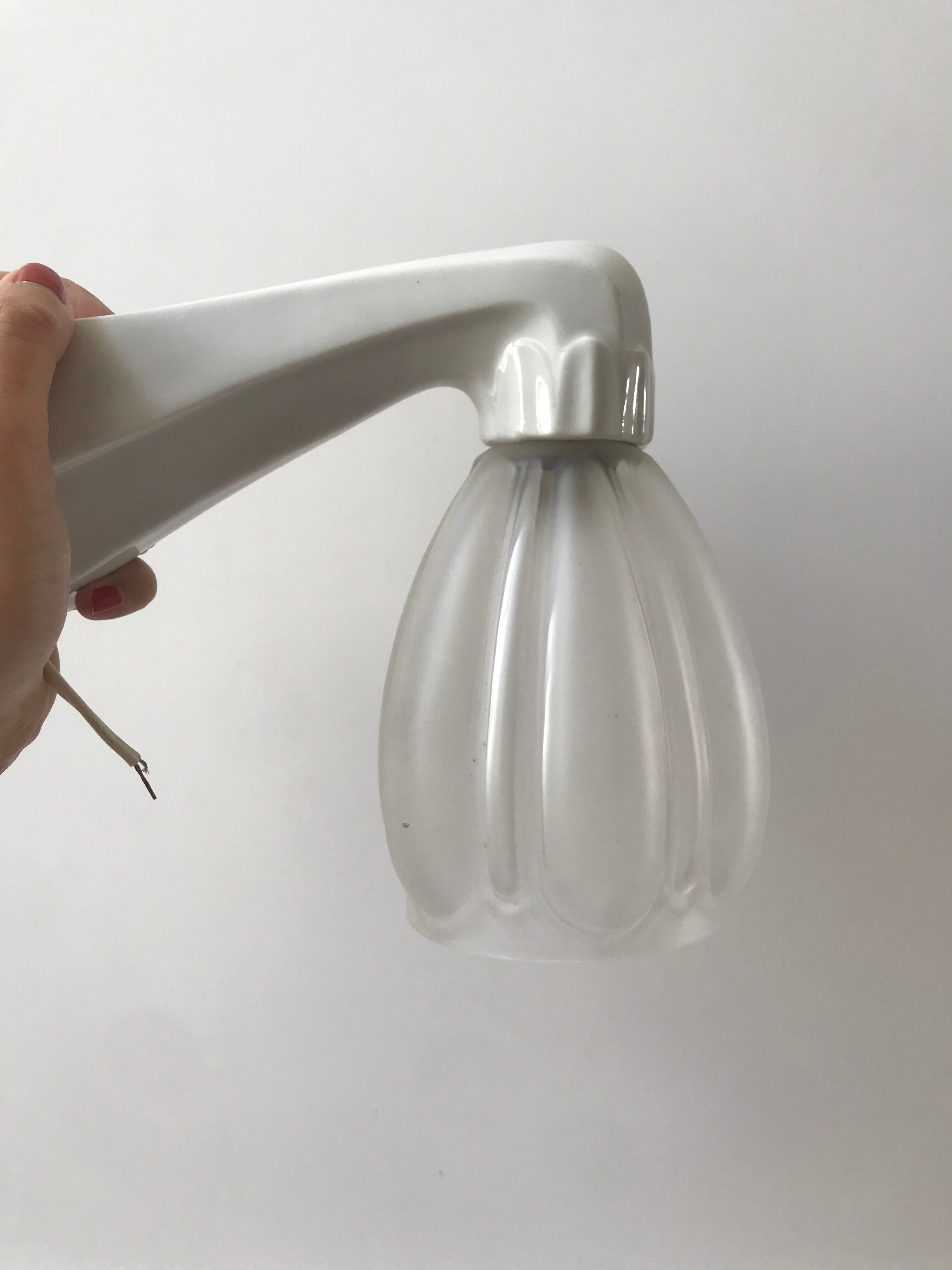 applique art déco en verre avec support en porcelaine blanc années 30