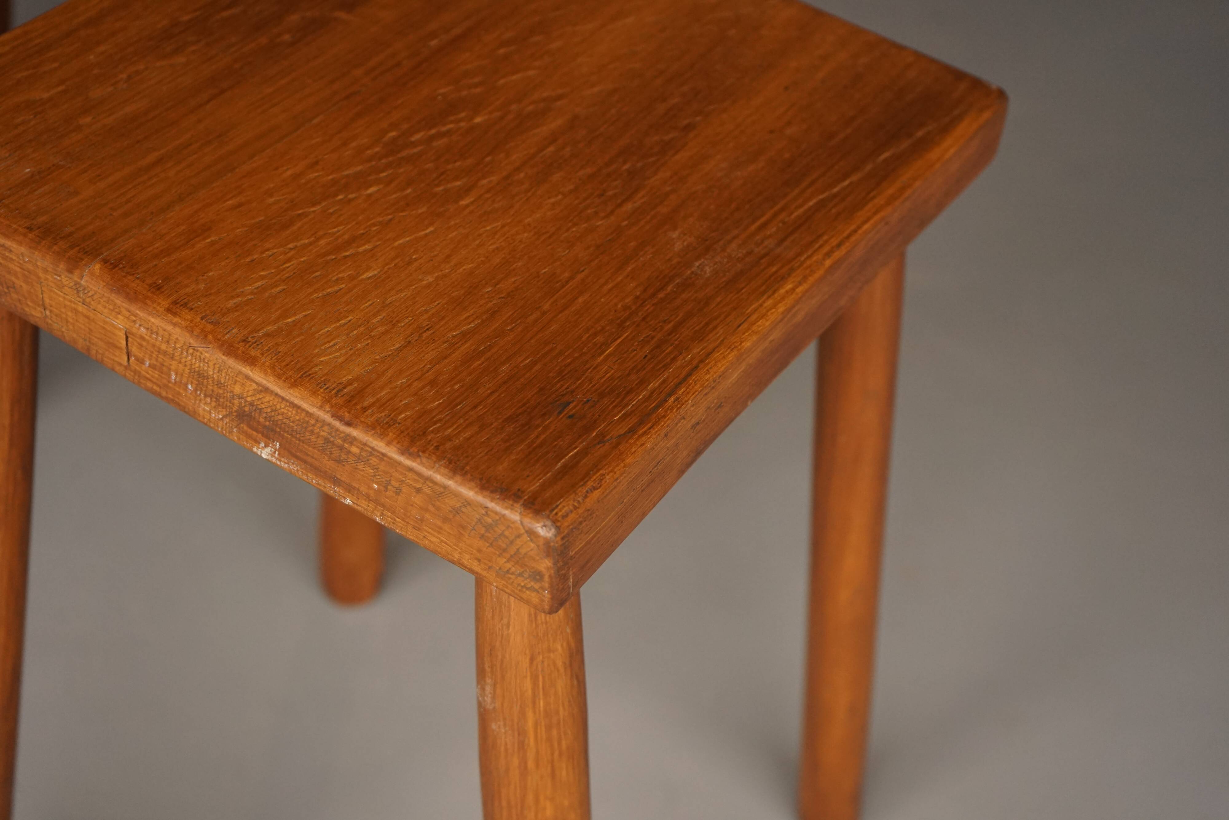 Tabourets hauts rustiques en chêne. années 1970. Lot de 2