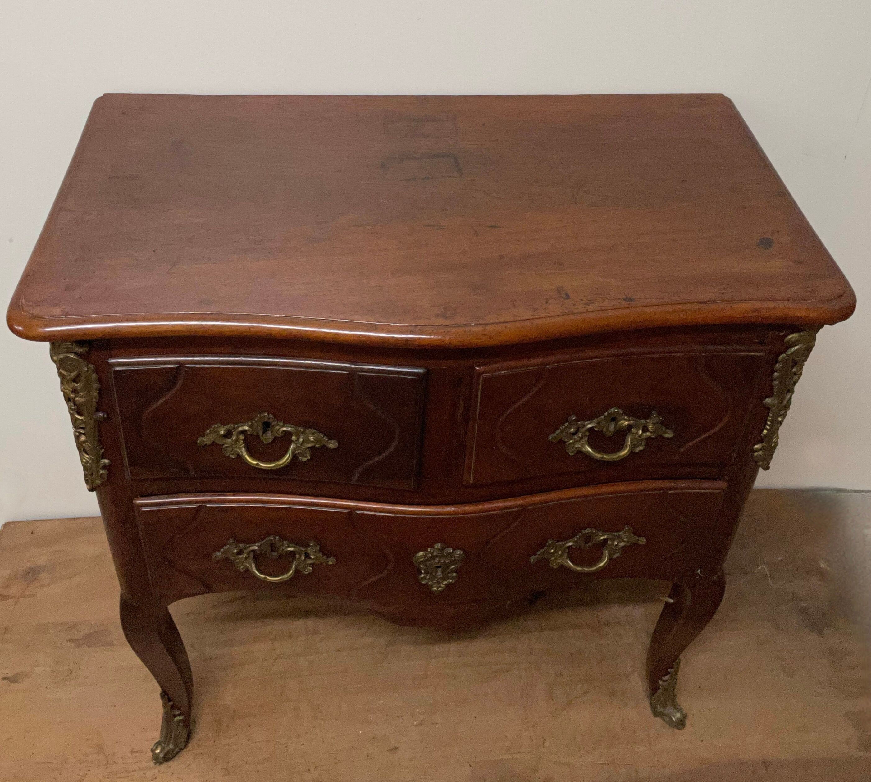 Chest of drawers with curved facade of the nineteenth century