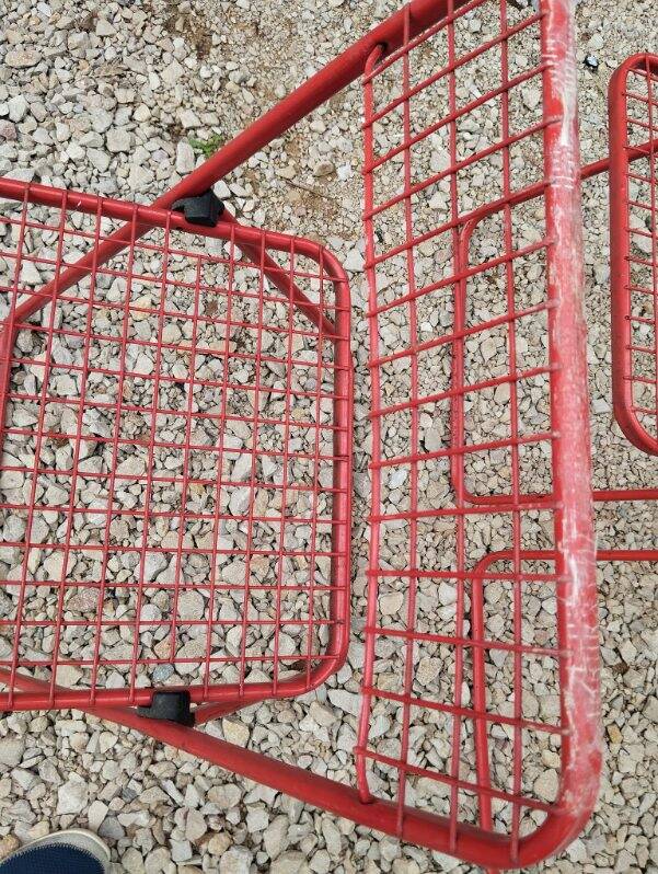 Set of 5 vintage red metal mesh folding chairs, Ted Net style.
