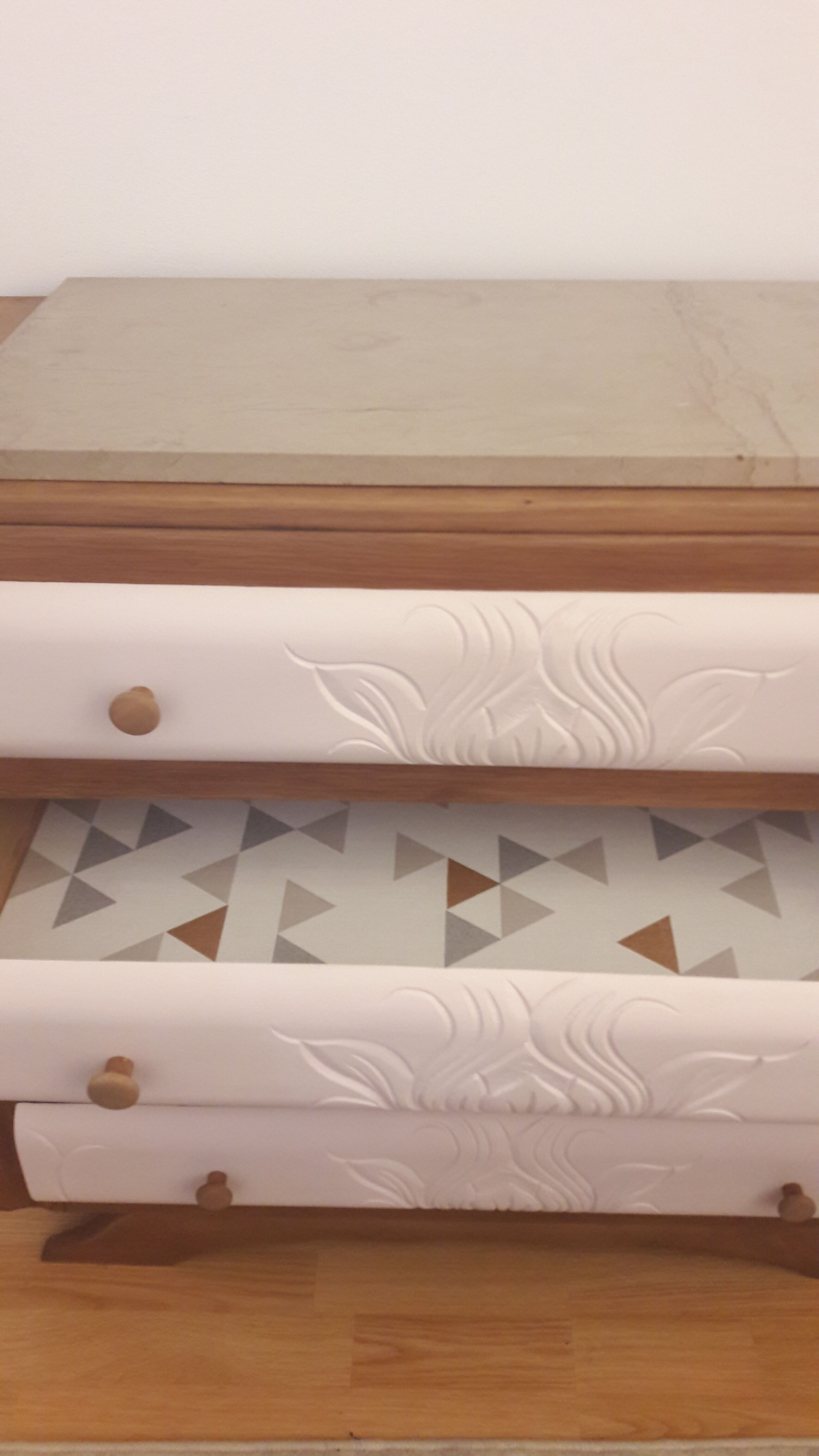 Commode relookée rose poudrée