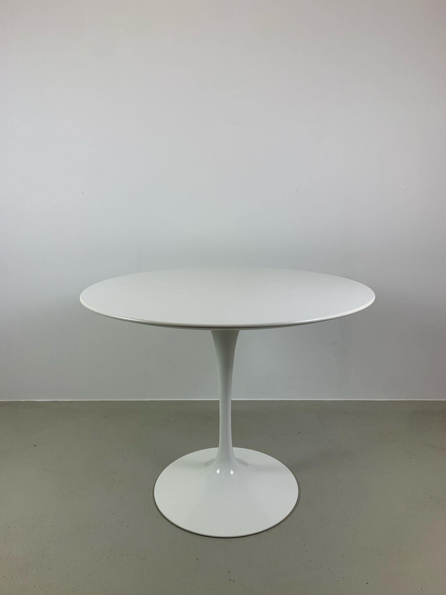 Eero Saarinen Tulip Dining Table white