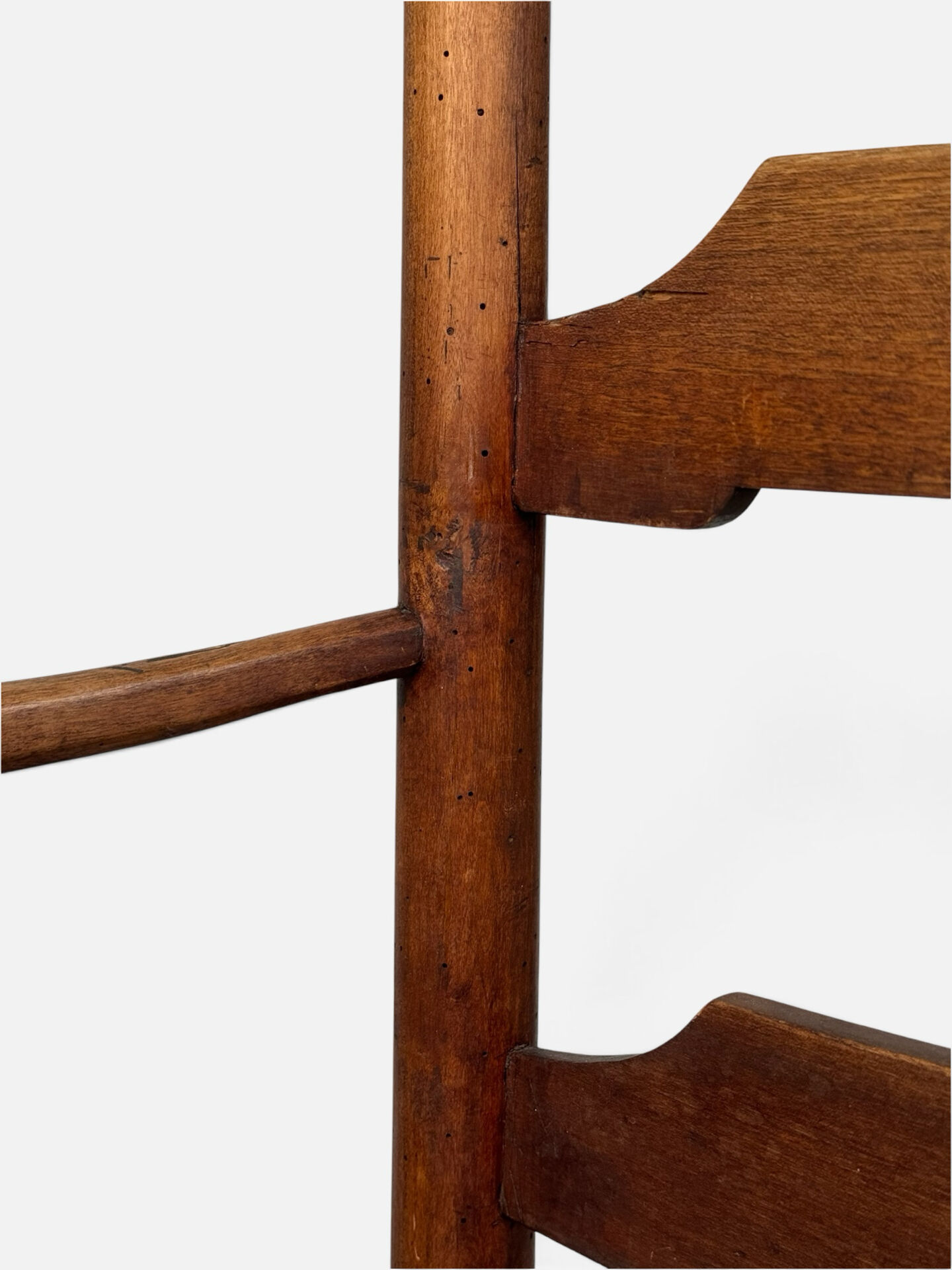 Antique rustic armchair in walnut and leather, 18th century.