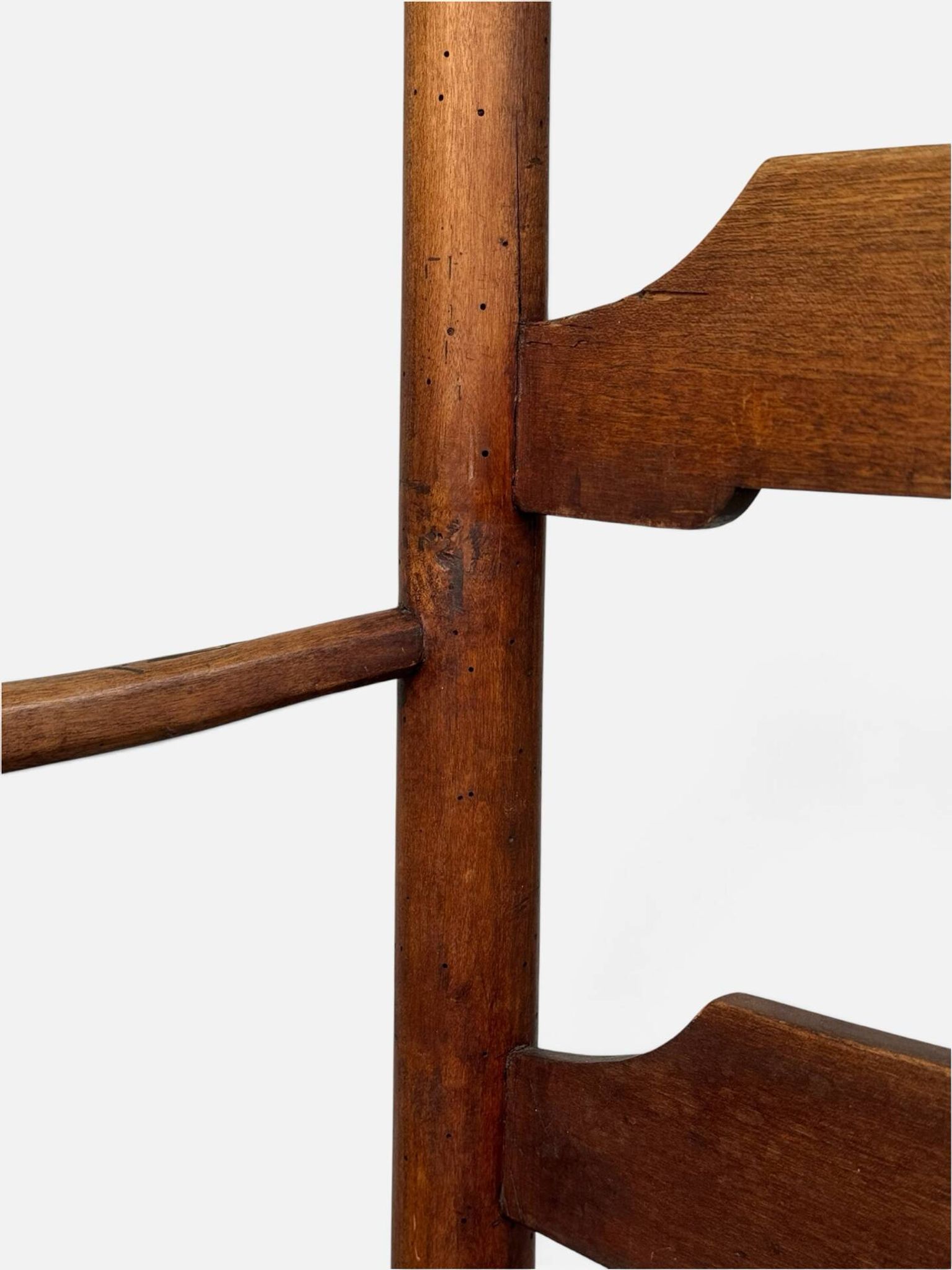 Fauteuil rustique ancien en noyer et cuir, 18e siècle