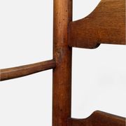 Fauteuil rustique ancien en noyer et cuir, 18e siècle