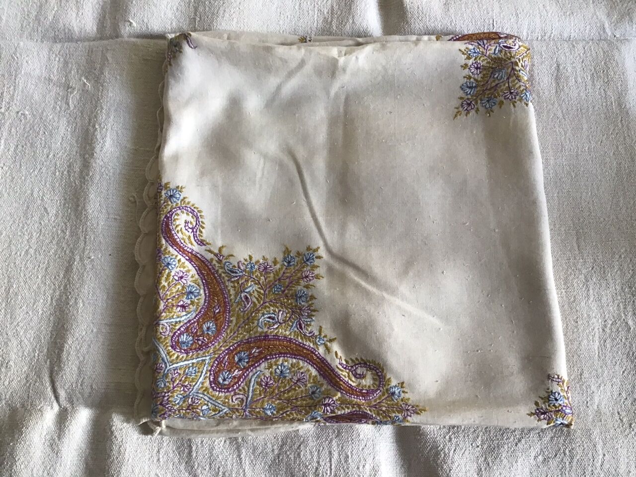 Grey silk nape and towels embroidered with coloured cashmere patterns