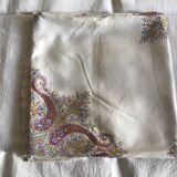 Nappe et serviettes en soie grège brodée de motifs cachemires  en couleur