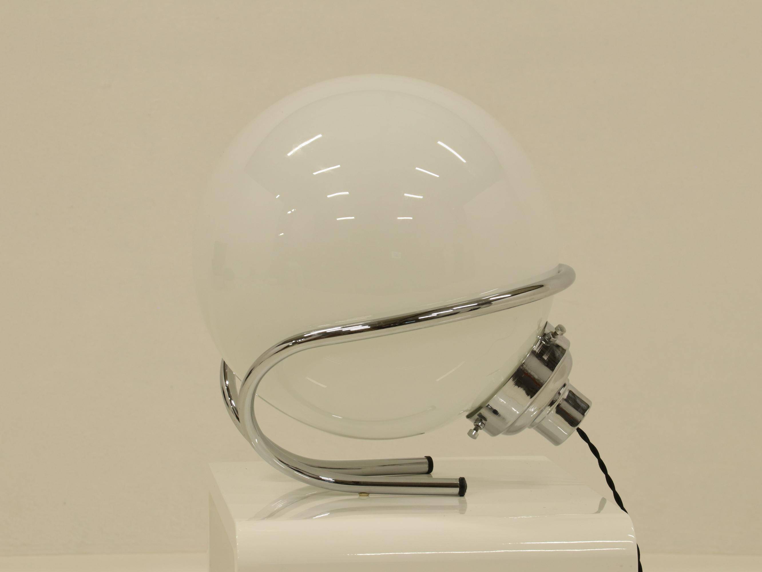 Lampe de table globe en chrome et verre blanc, Italie, années 1970