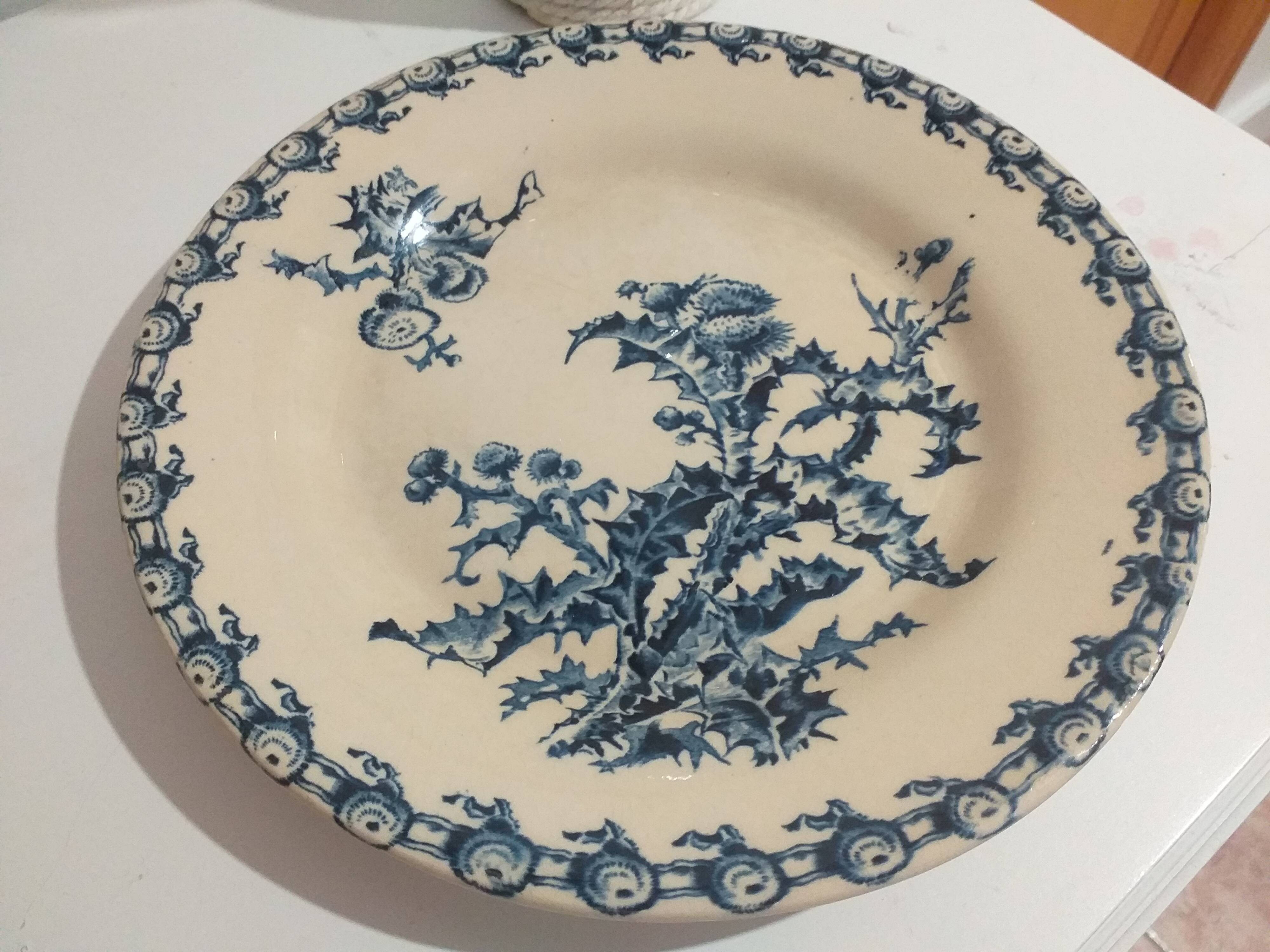 Flat plate in Gien porcelain model Chardons