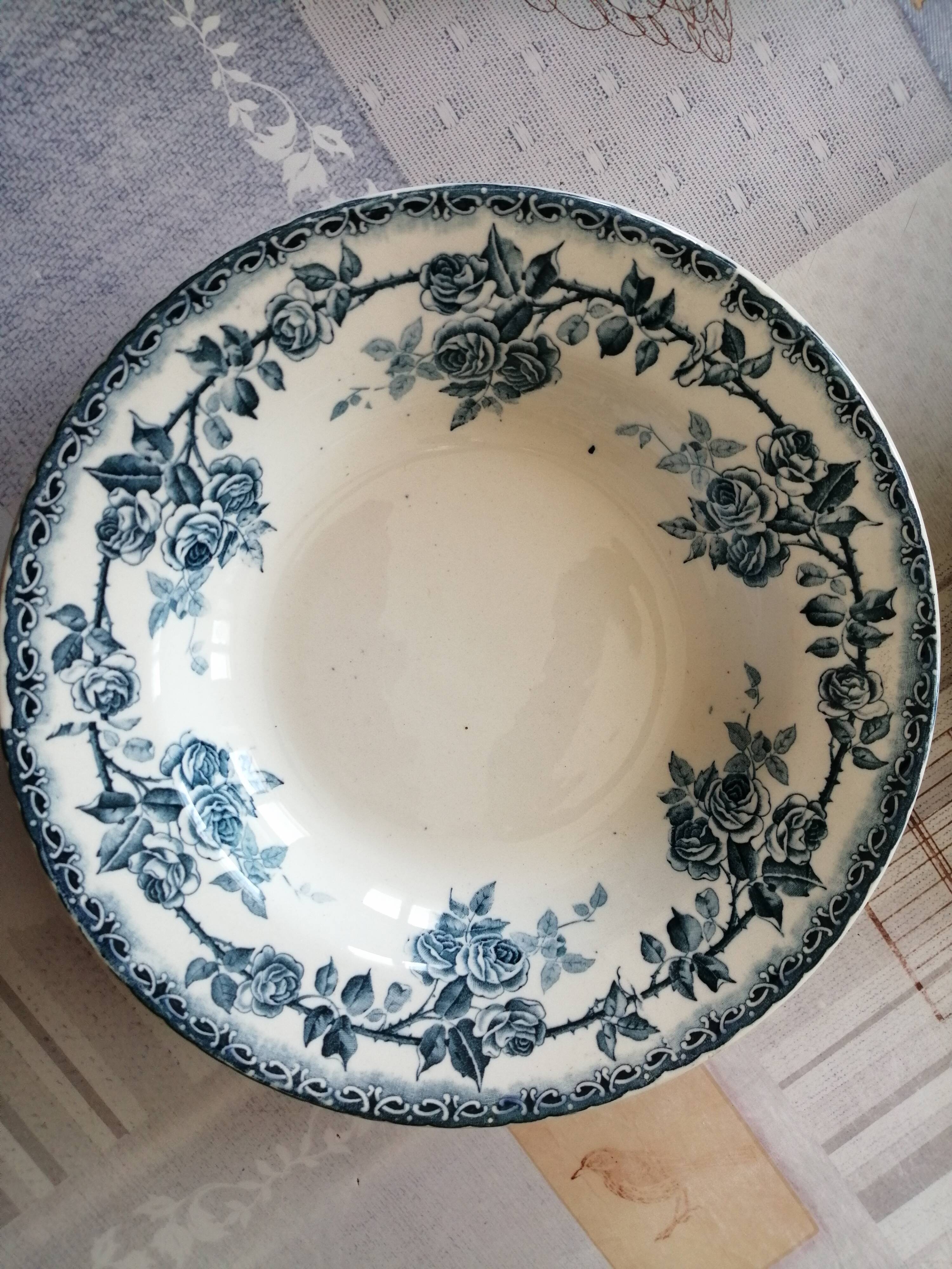 Hollow plates pink pattern, iron earth