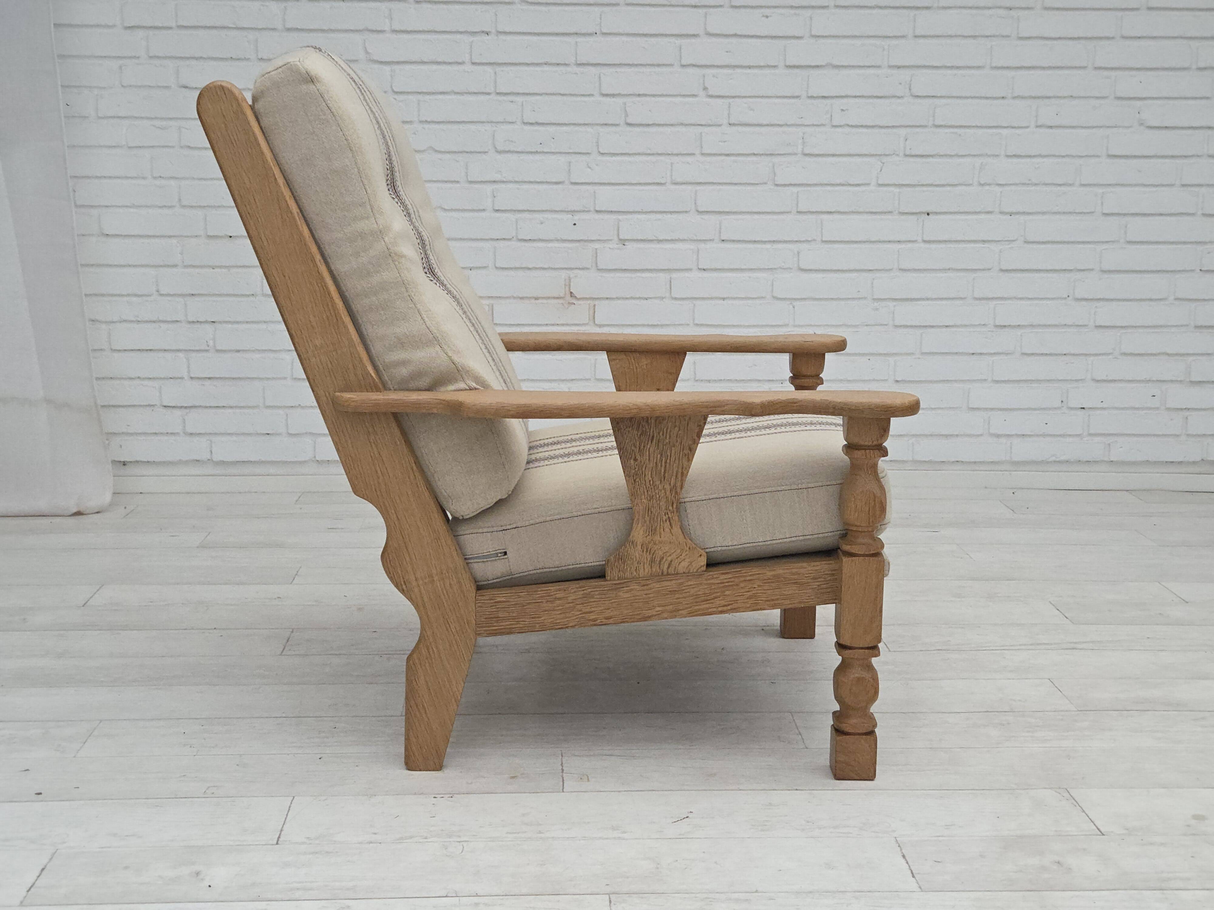 Années 1970, fauteuil danois, laine d'ameublement, bois de chêne massif.