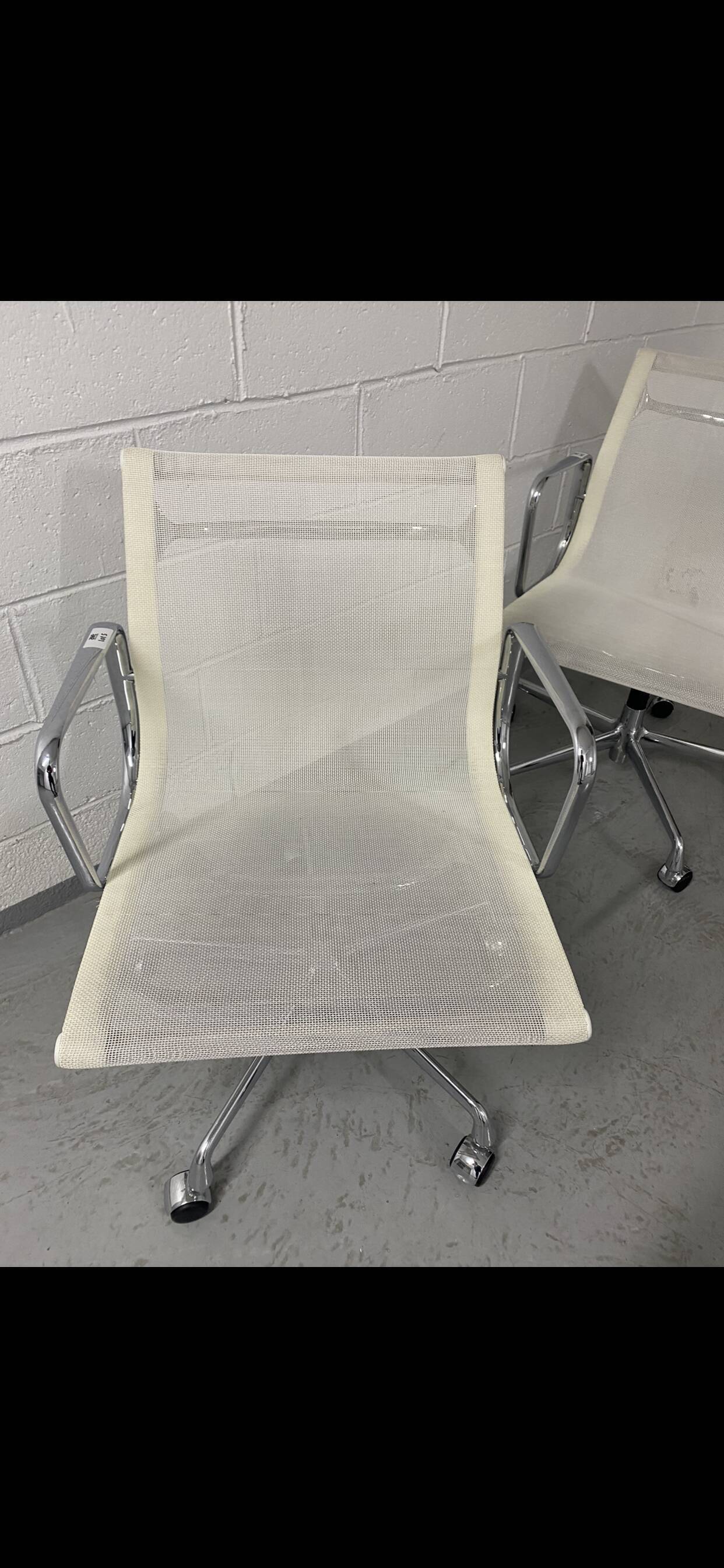 Eames EA armchair on base 5 branches and castors editions Vitra