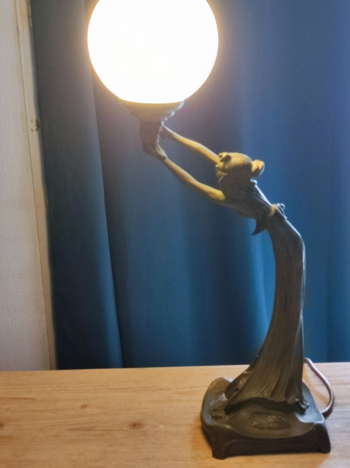 Women's statuette lamp