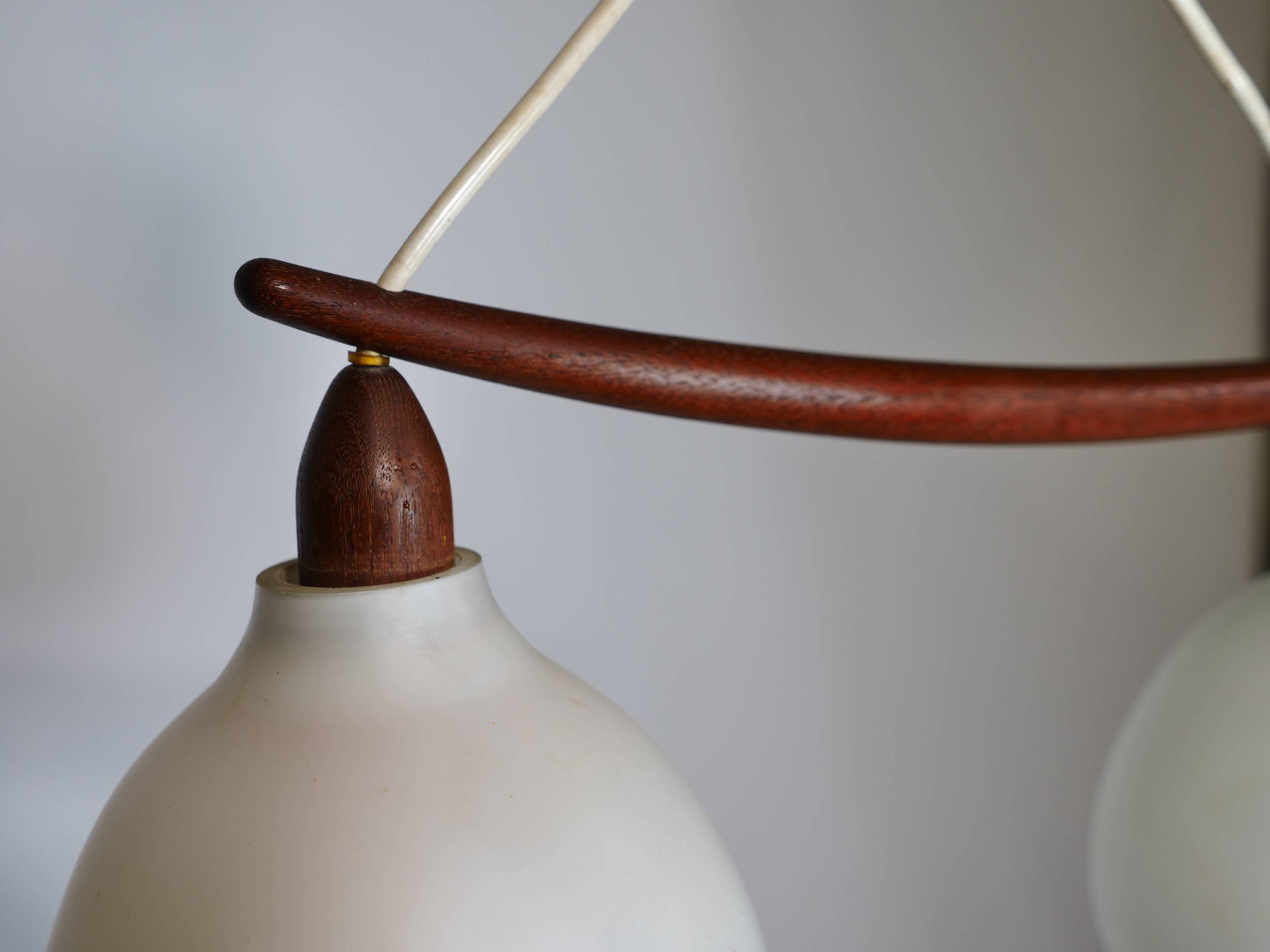 Suspension en verre opalin et teck par Uno & Östen Kristiansson, années 1960.