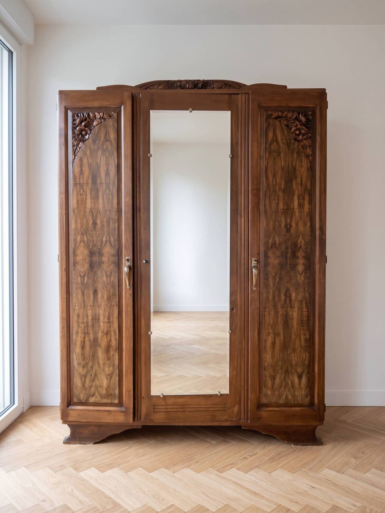 Art Deco 3-door wardrobe in carved wood with mirror