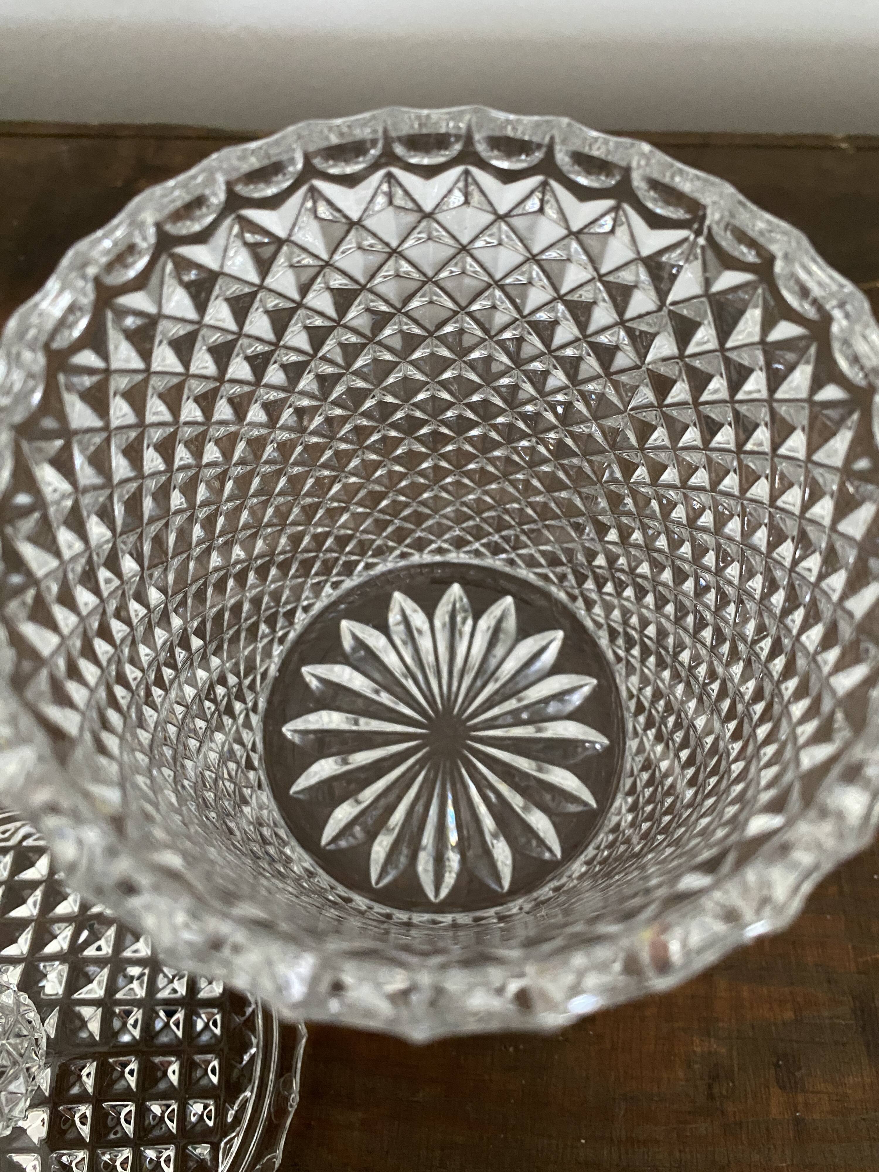 Bonbonniere, diamond-cut crystal pot with vintage lid
