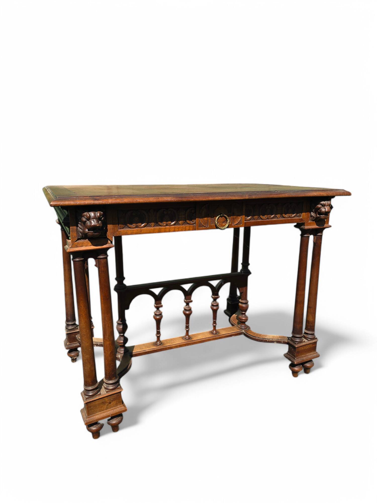 Bureau style Renaissance en bois sculpté