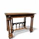Bureau style Renaissance en bois sculpté