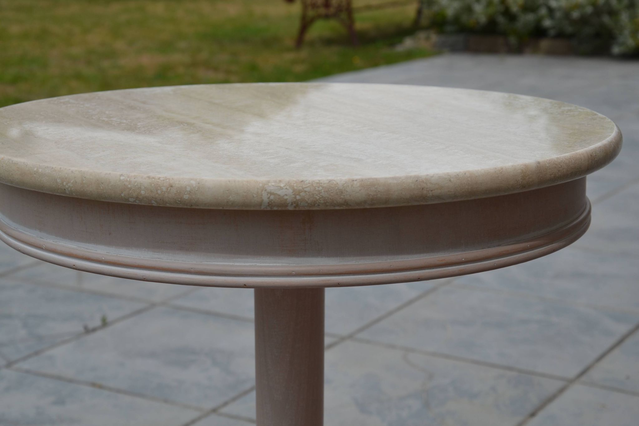 Petite table basse ronde travertin/bout de canapé années 80/90
