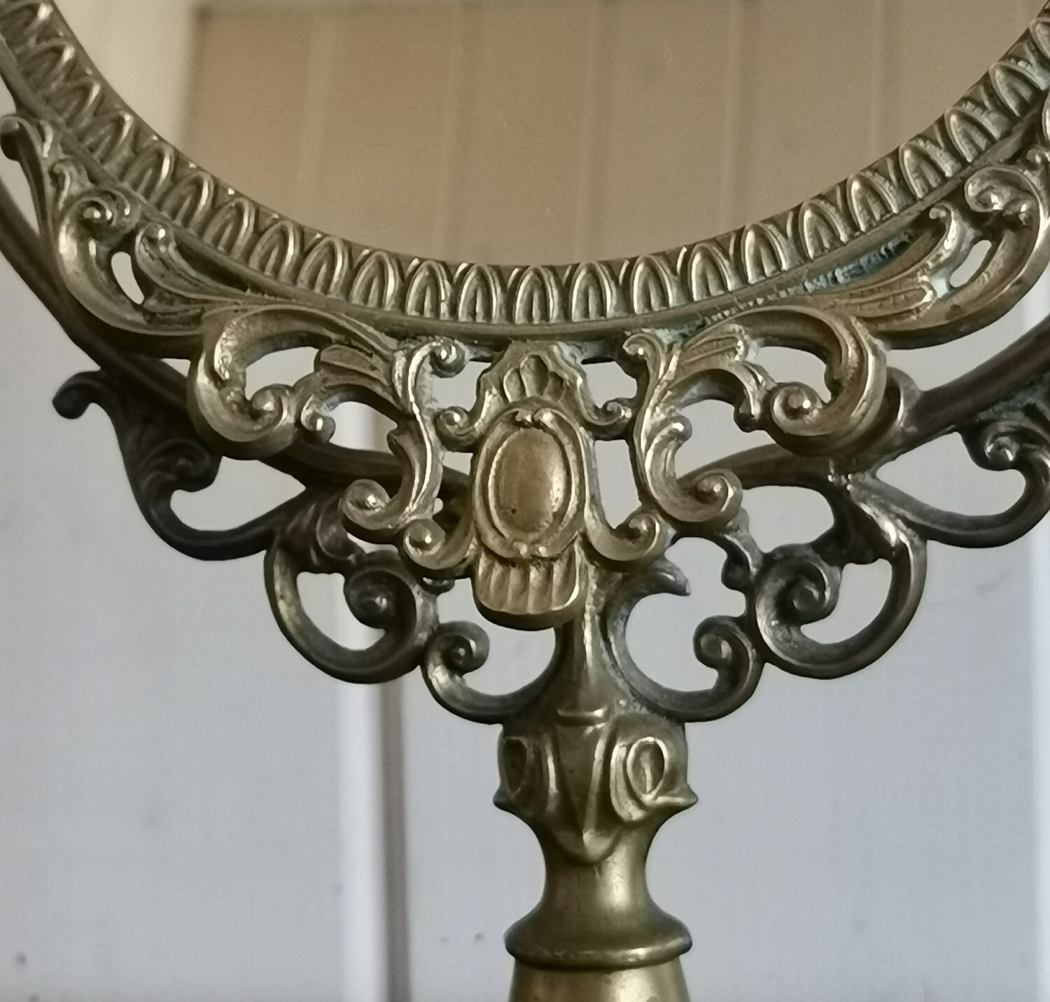 Oval mirror on psyche stand