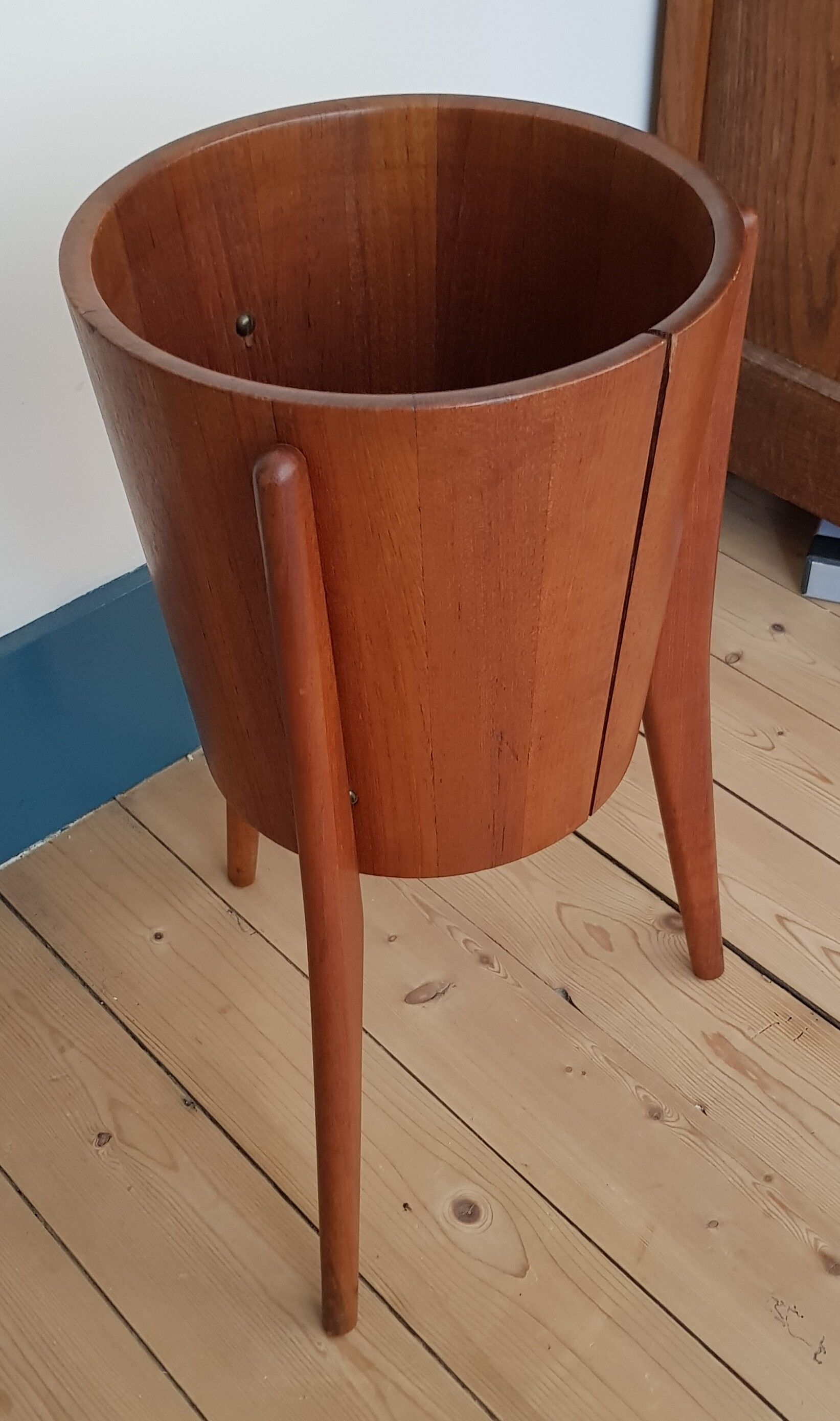 Tripod Scandinavian teak pot cover