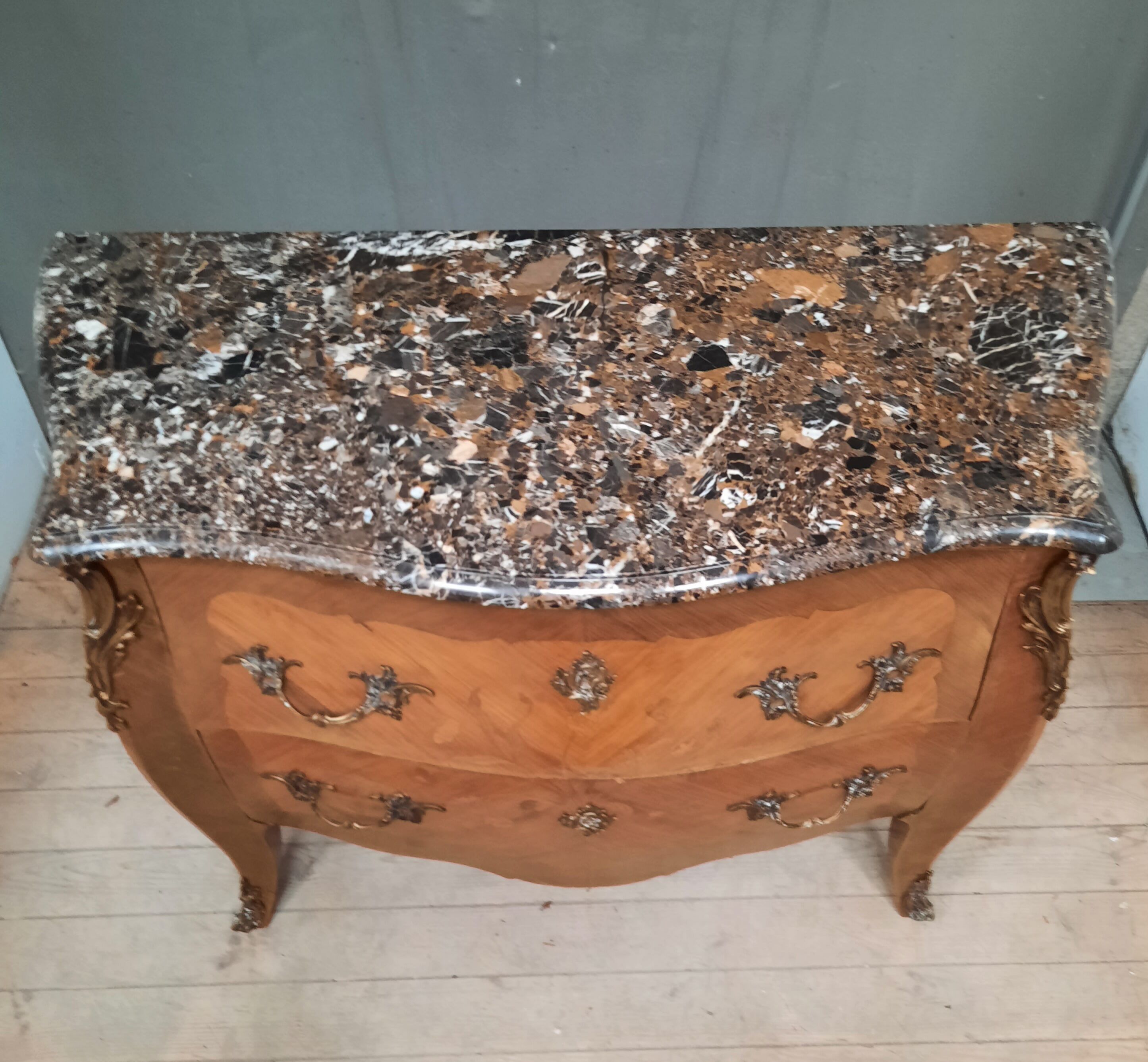 Commode en marquetterie style Louis XVI