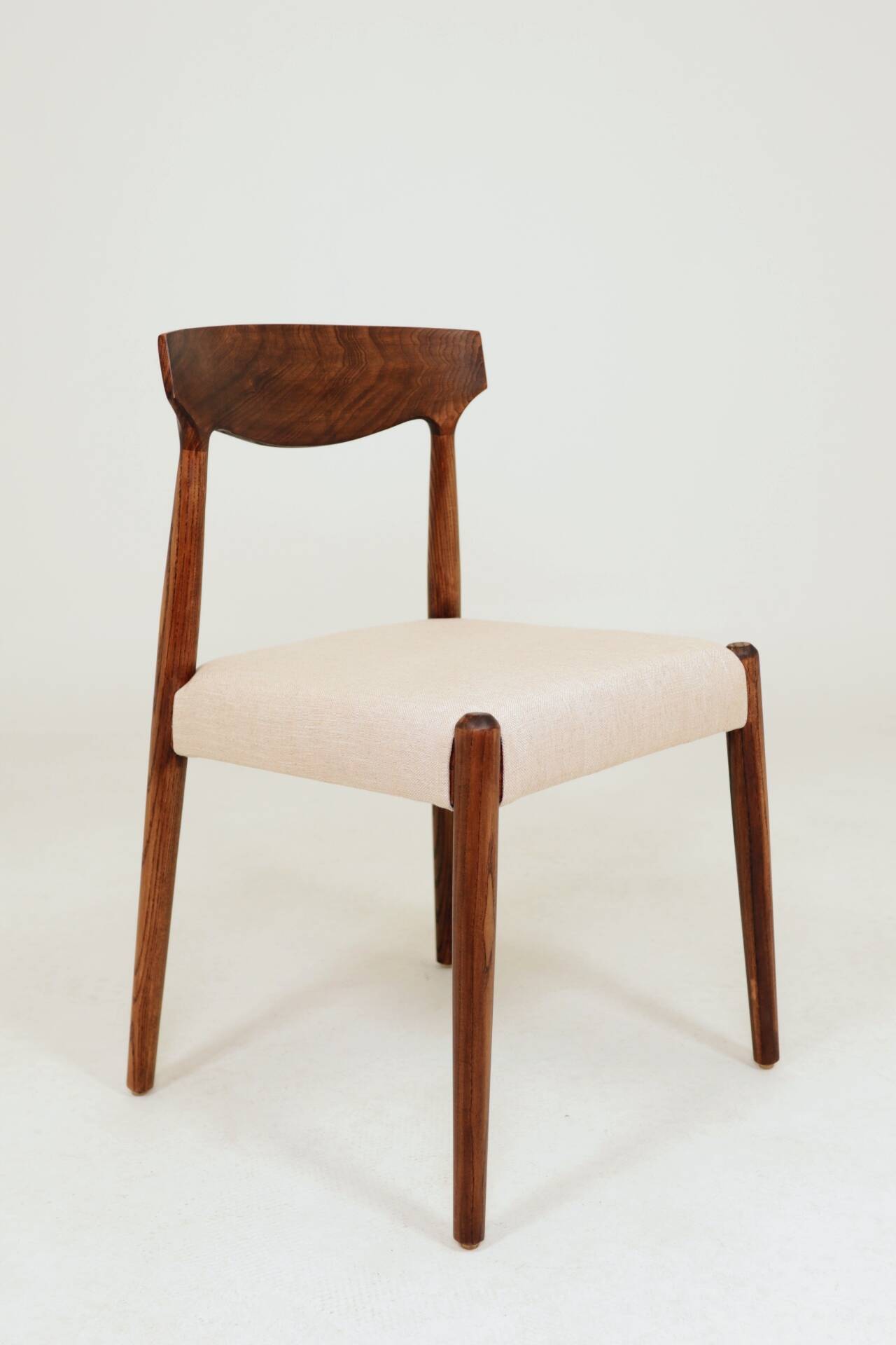 Set of two dining chairs in Scandinavian design.