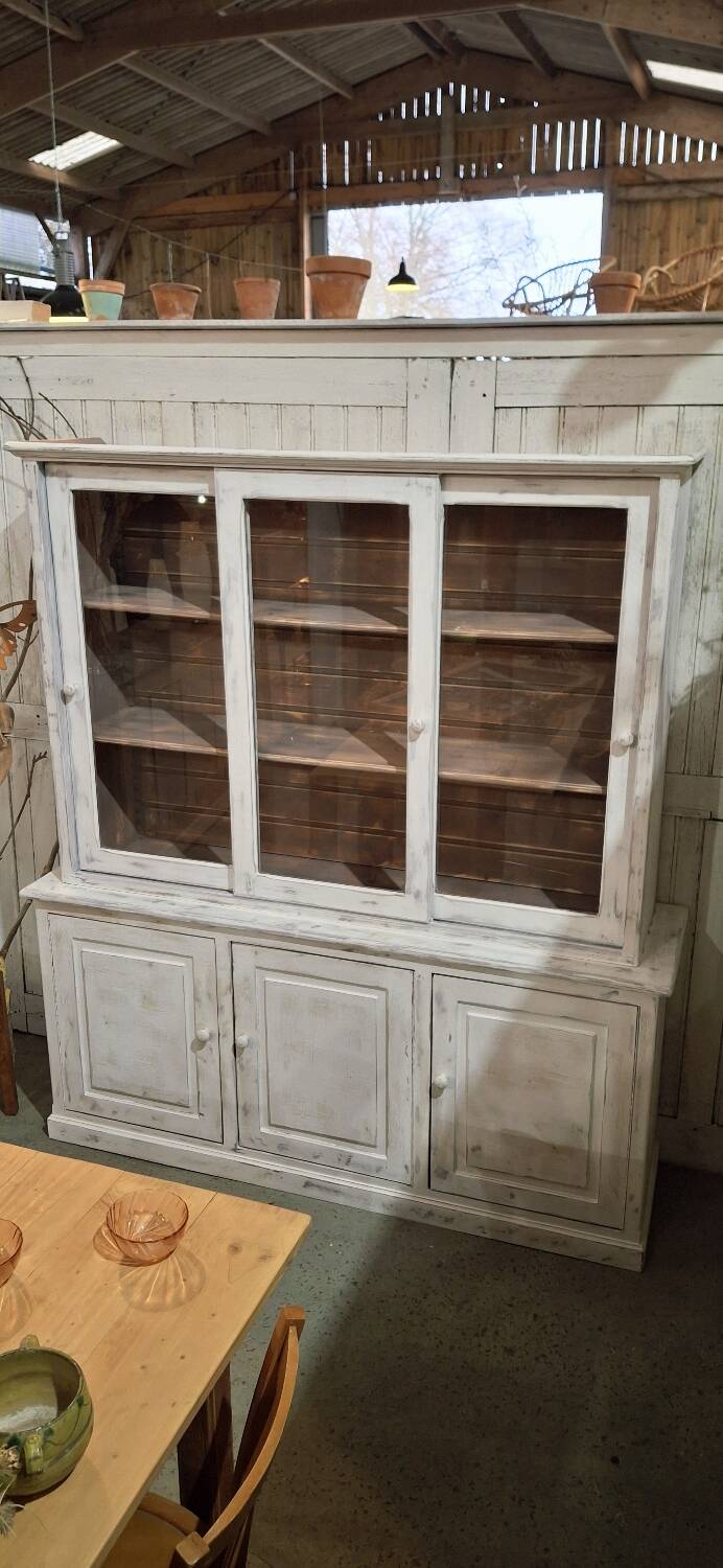 Buffet with 2 glass doors