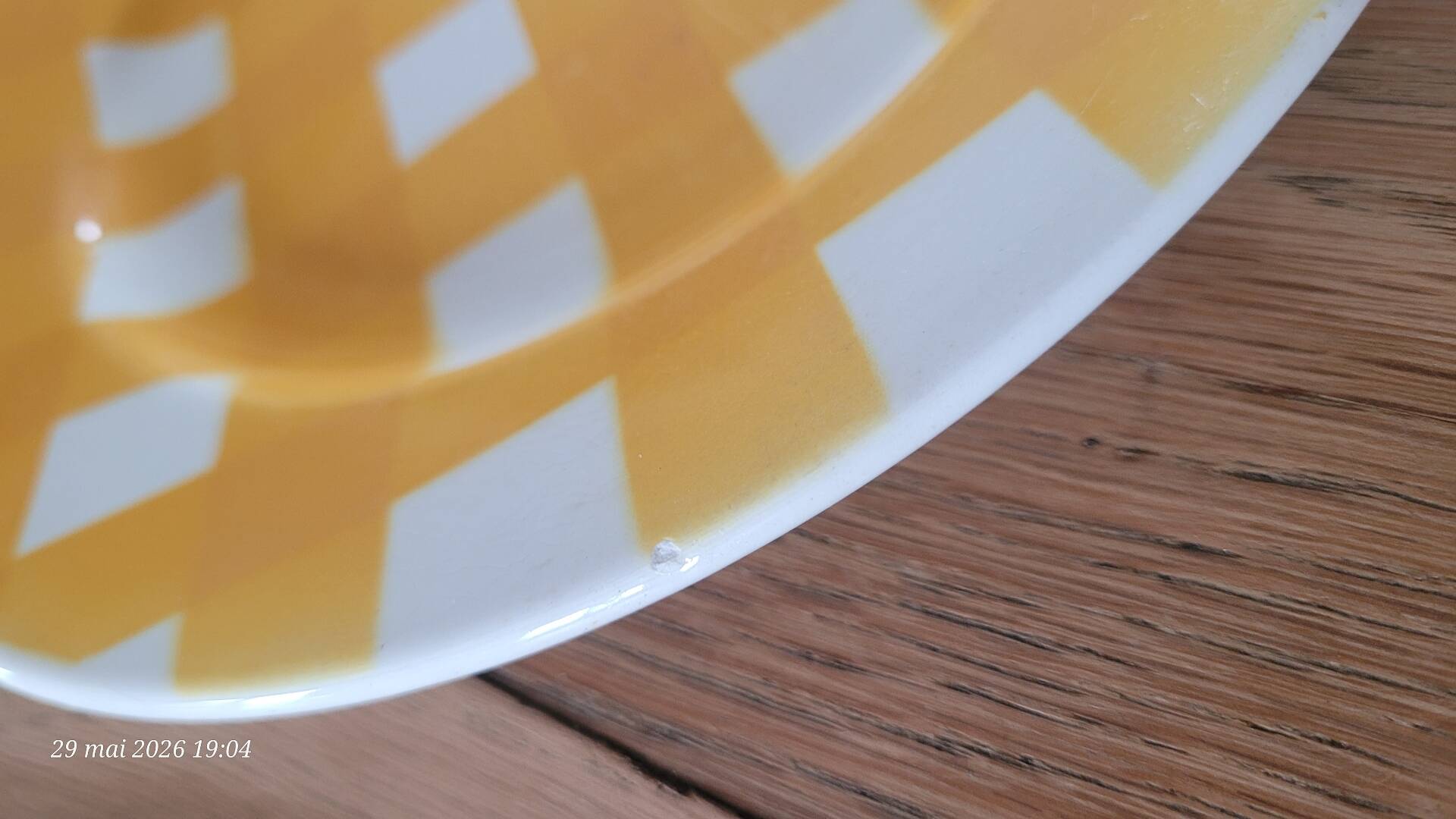Une assiette plate Sarreguemines jaune et blanc