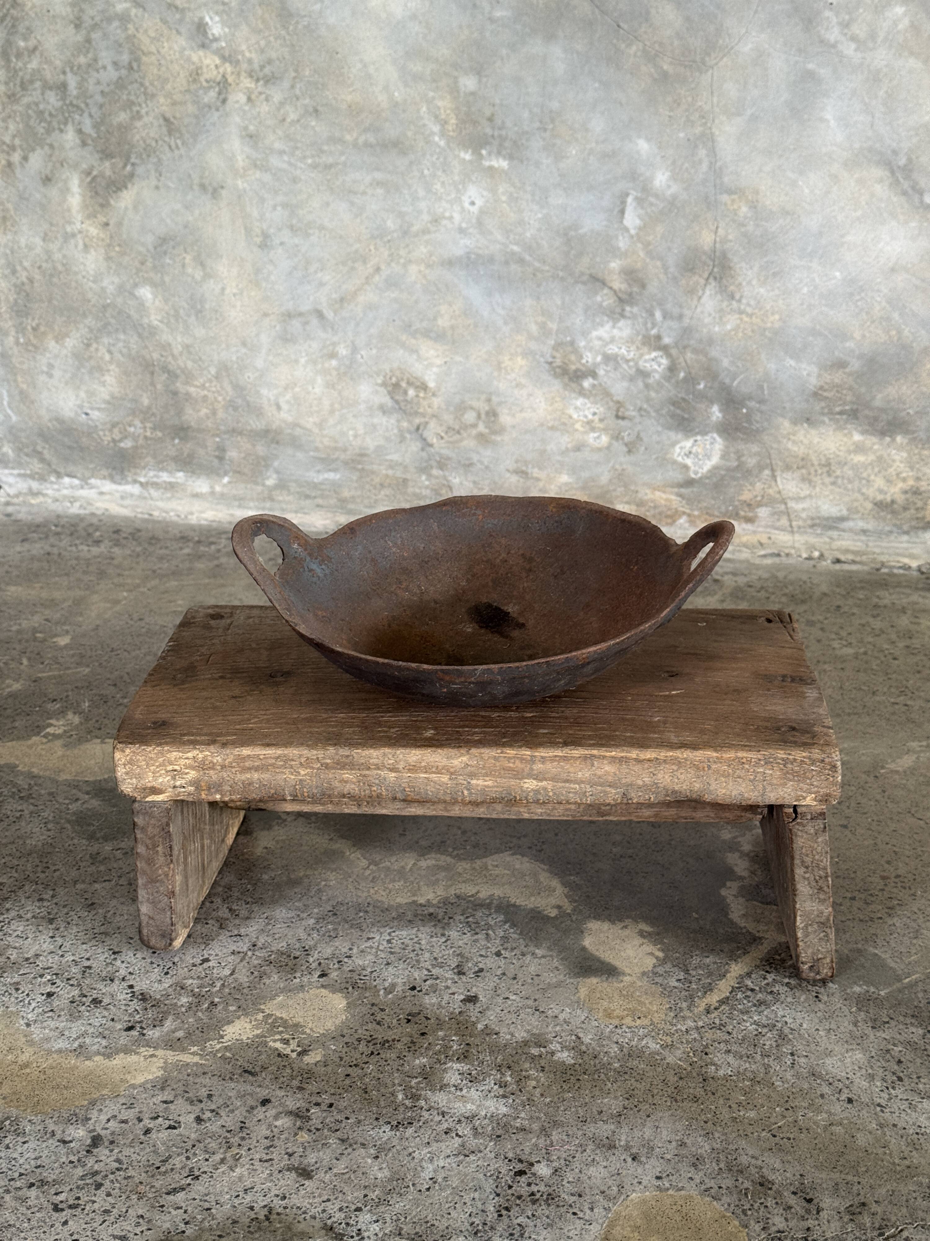 Small auxiliary stool in upcycled teak with a small hollow under the seat (3273)