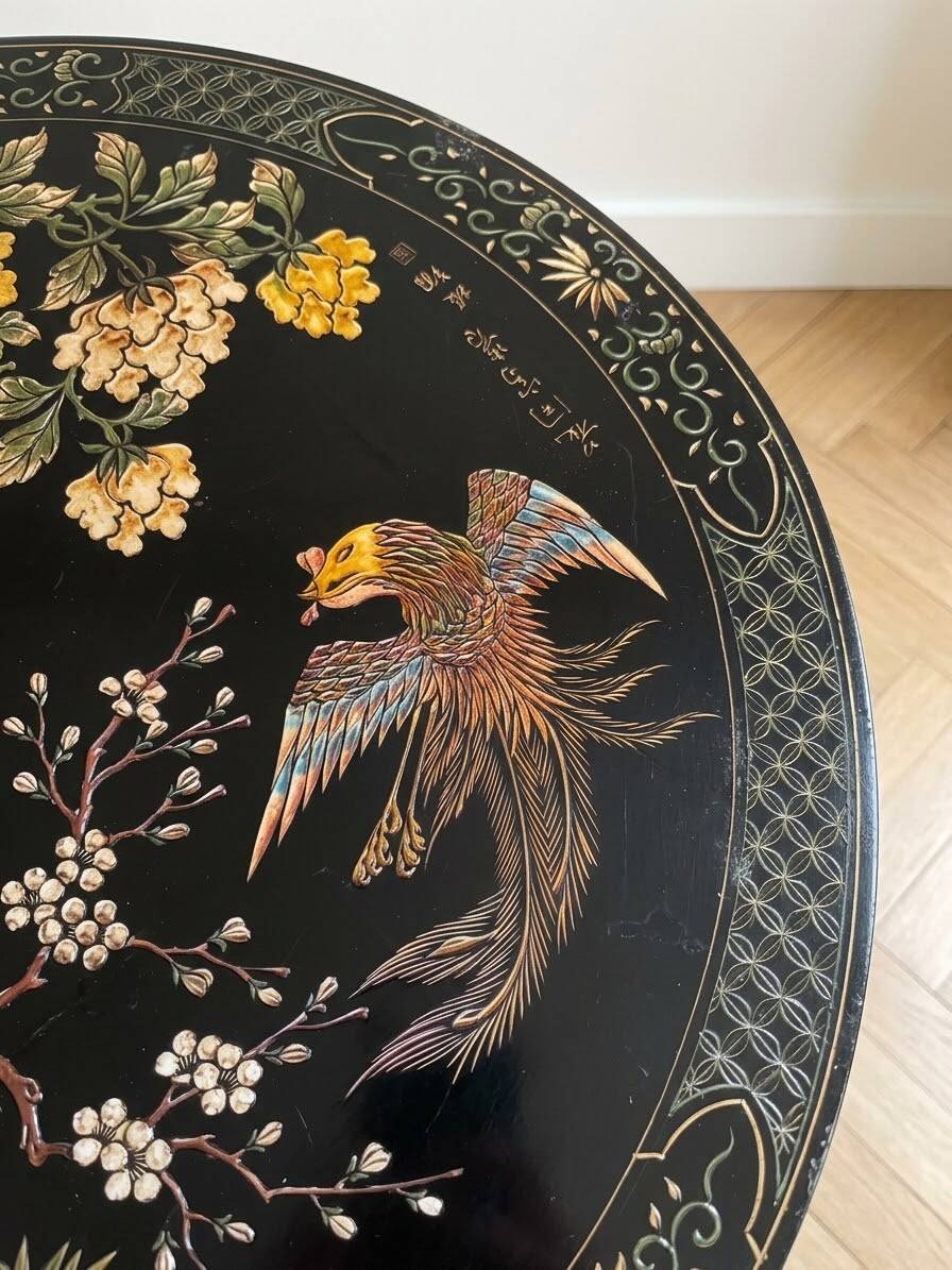 Asian coffee table in Chinese style made of black and gold lacquered wood.