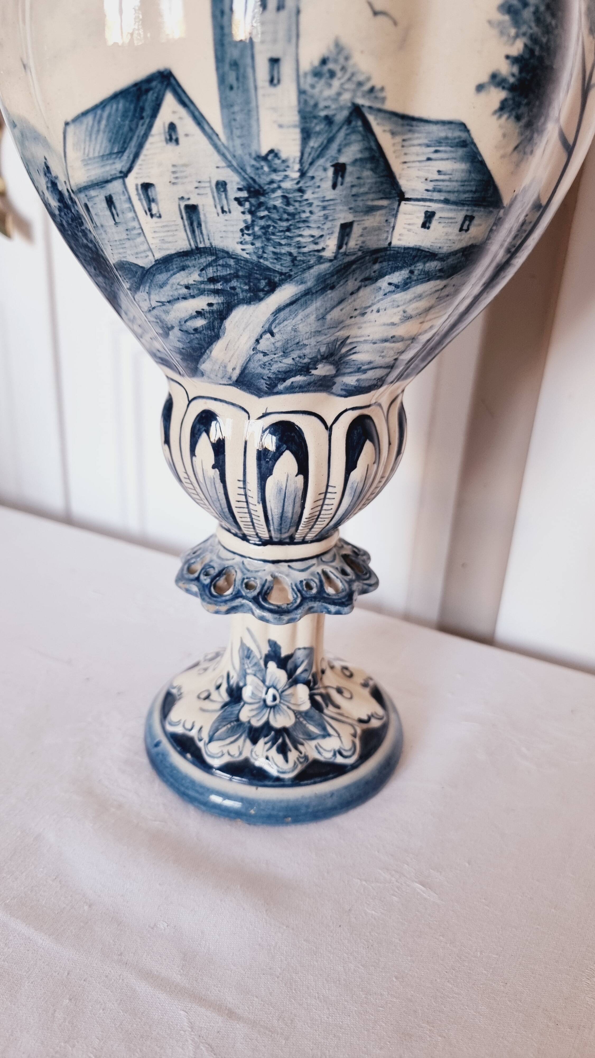 Large Spanish vase in Talavera style, hand-painted, adorned with a landscape.