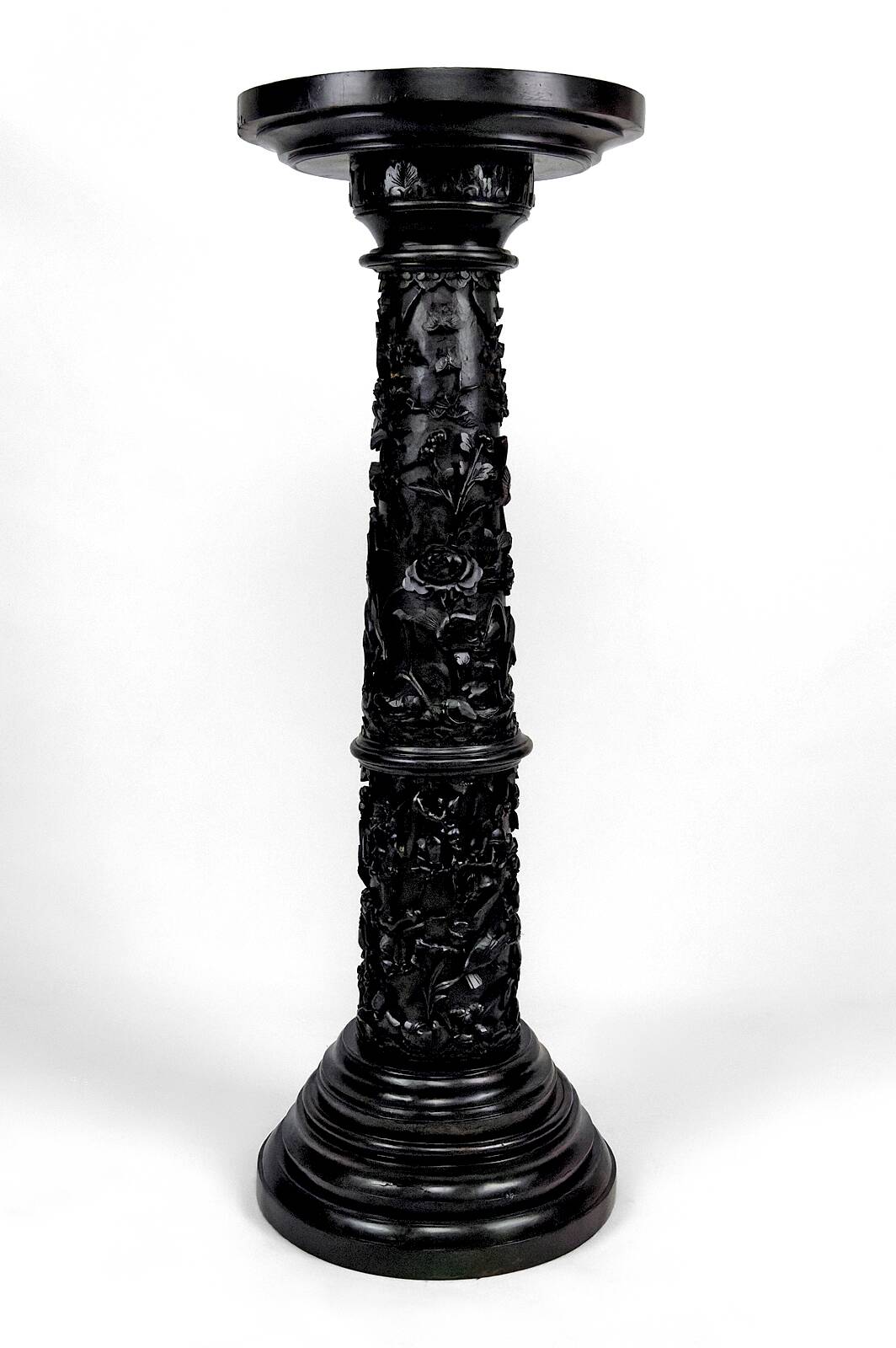Important high Asian column / saddle in carved wood, circa 1880, Indochina