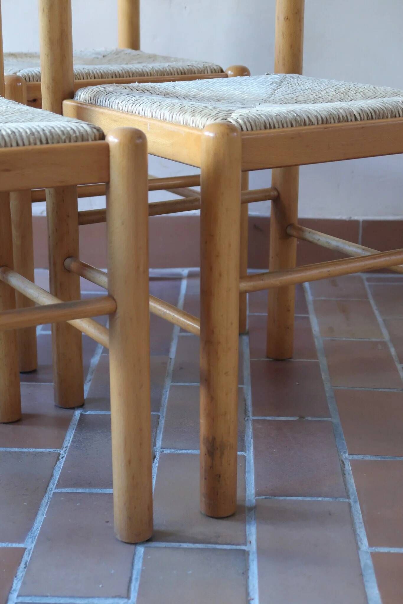 4 chaises en pin massif, assises paillées, dossier chantourné